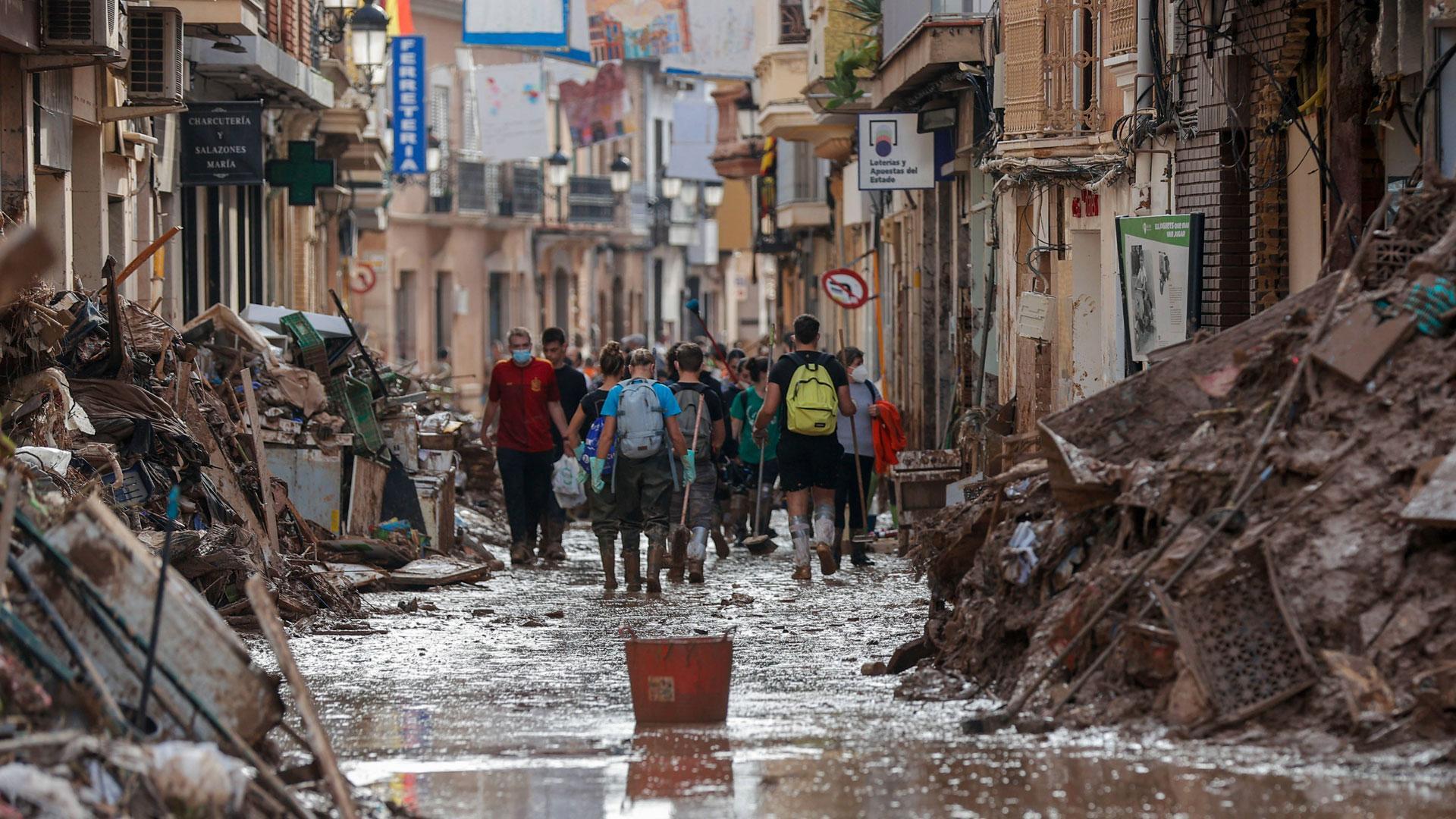 otografía de una de las calles de Paiporta encharcadas por las lluvias del martes y que han afectado a las labores de limpieza