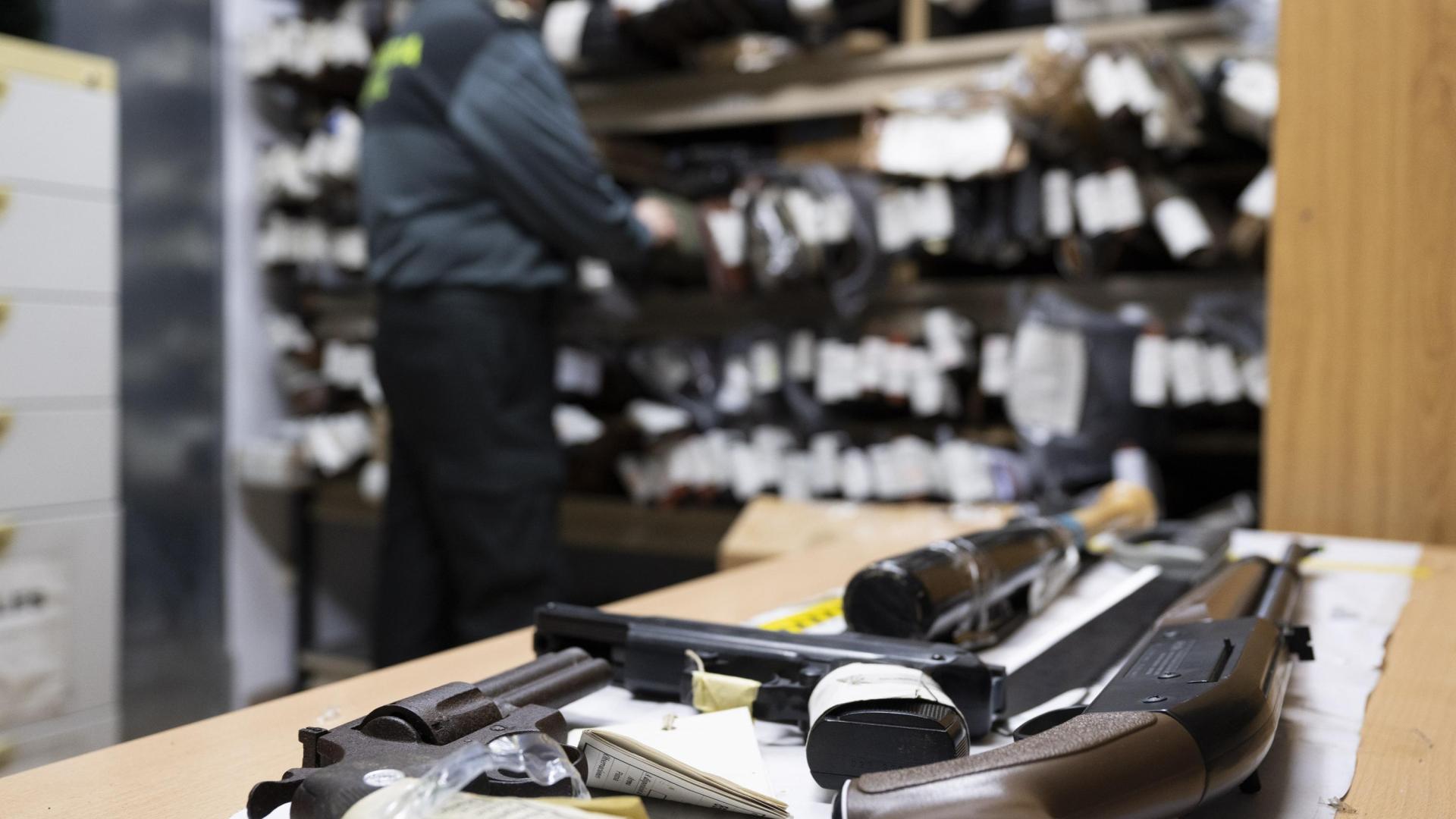 El teniente Francisco Colmenero, junto a varias de las armas depositadas en un almacén de la Comandancia