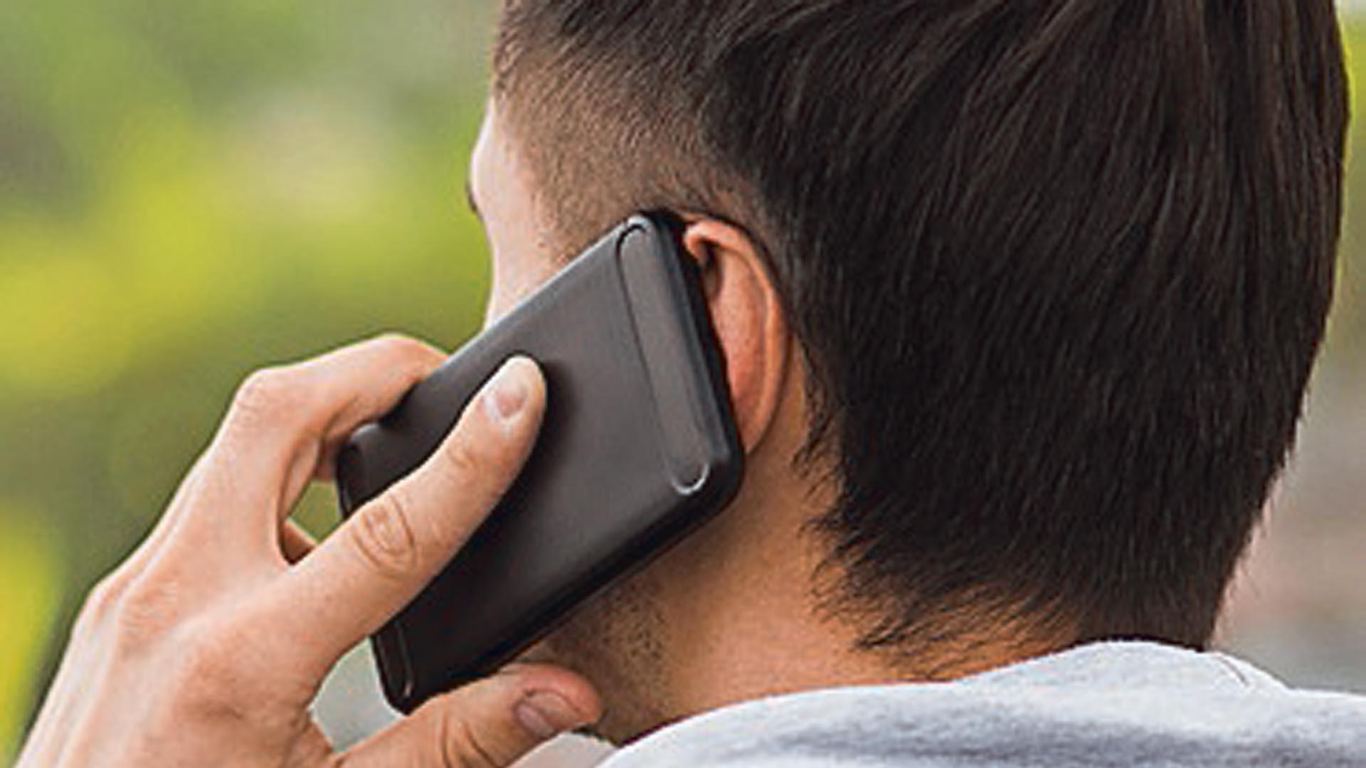Una persona habla por teléfono