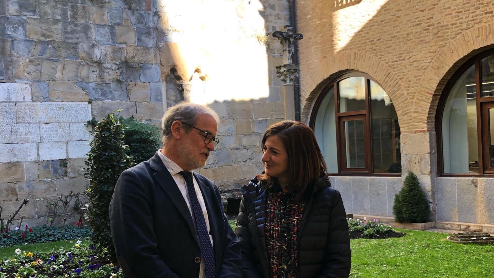 El presidente de Comptos Ignacio Cabeza y la directora de la Oficina Anticorrupción, Edurne Eginoa, en el patio de la Cámara de Comptos, tras una reunión en 2023