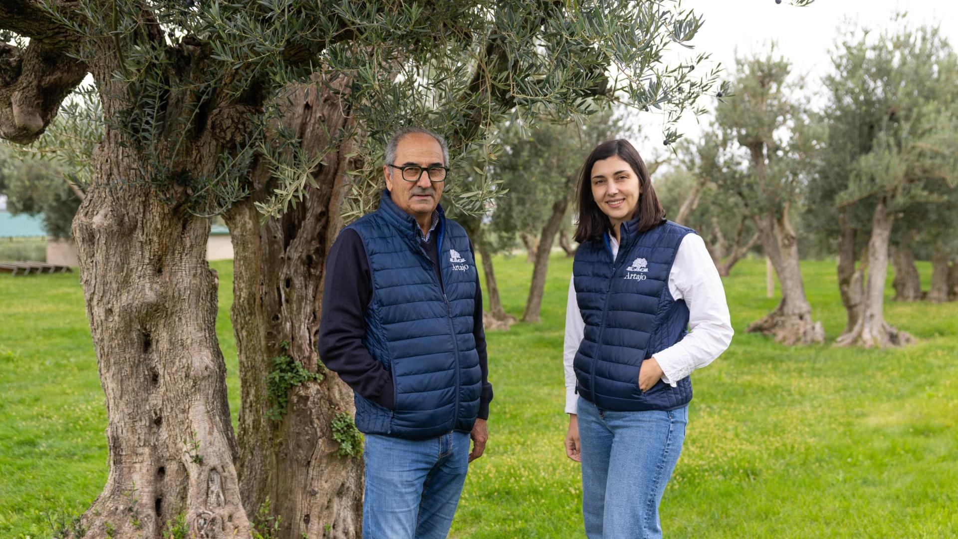 Francisco Urzaiz Sevilla y su hija Andrea Urzaiz Huguet, en un olivar