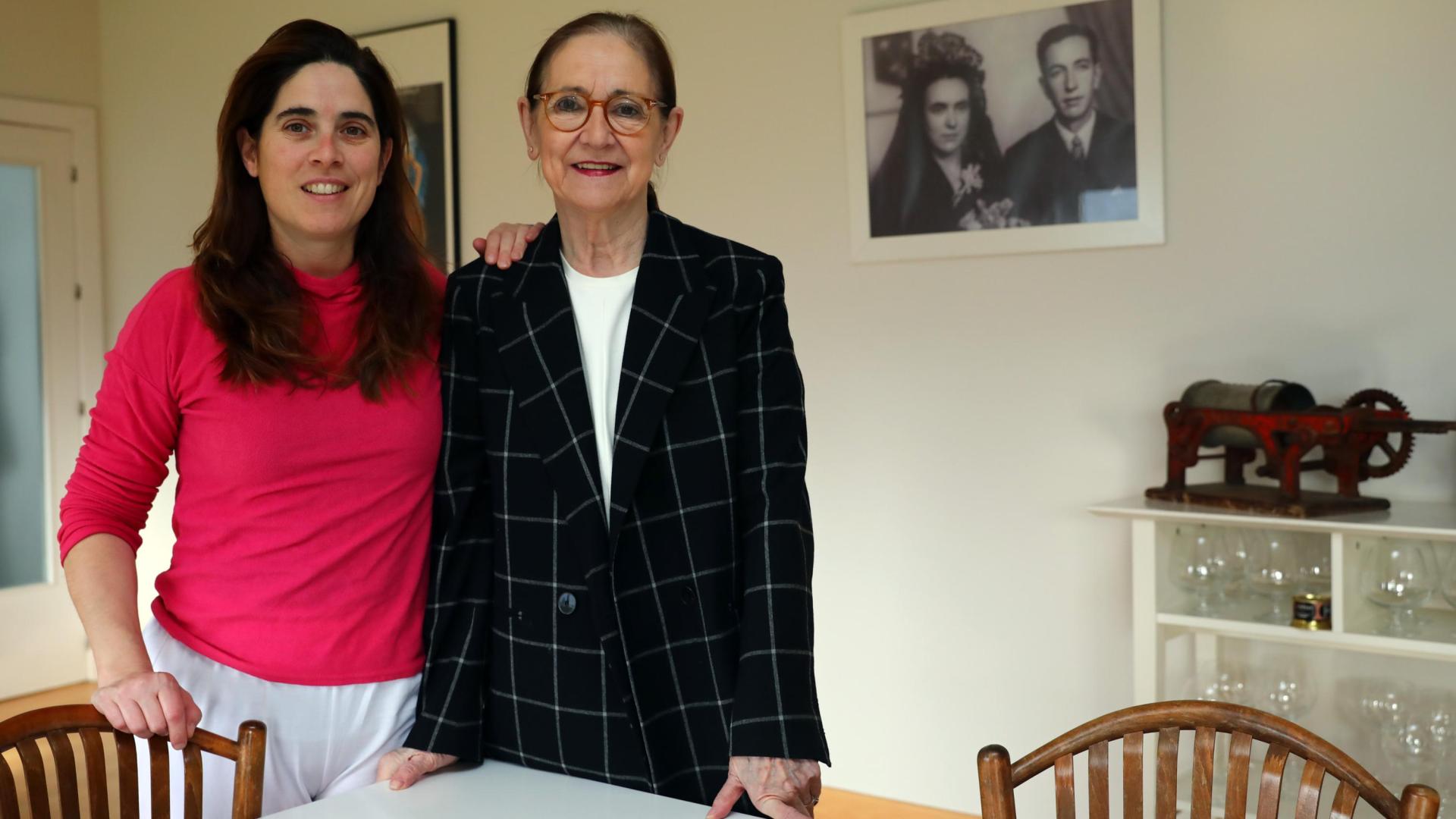 Ainara Goicoetxea y su madre, Mari Carmen Arbizu, junto a una fotografía de los padres de esta, los fundadores de la empresa.