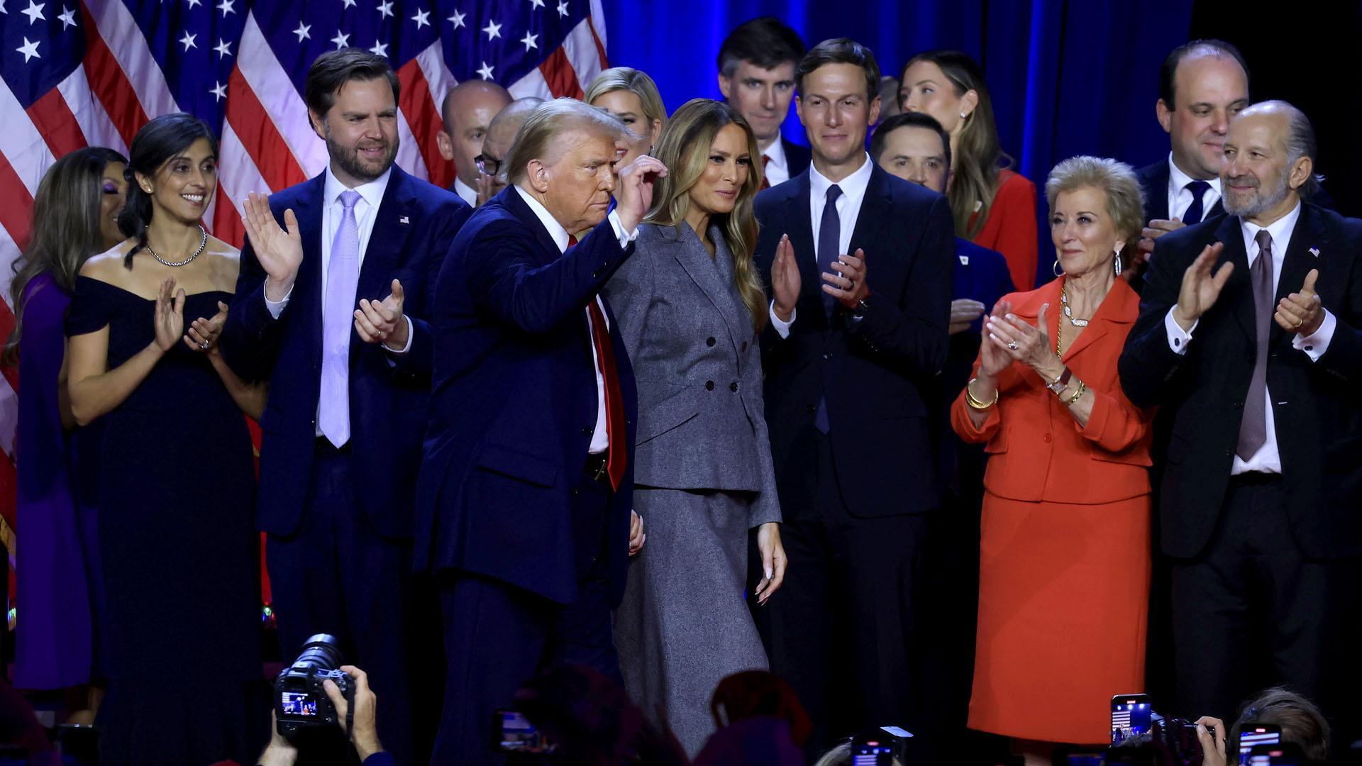 Donald Trump saluda a los votantes congregados en el centro de convenciones de Palm Beach