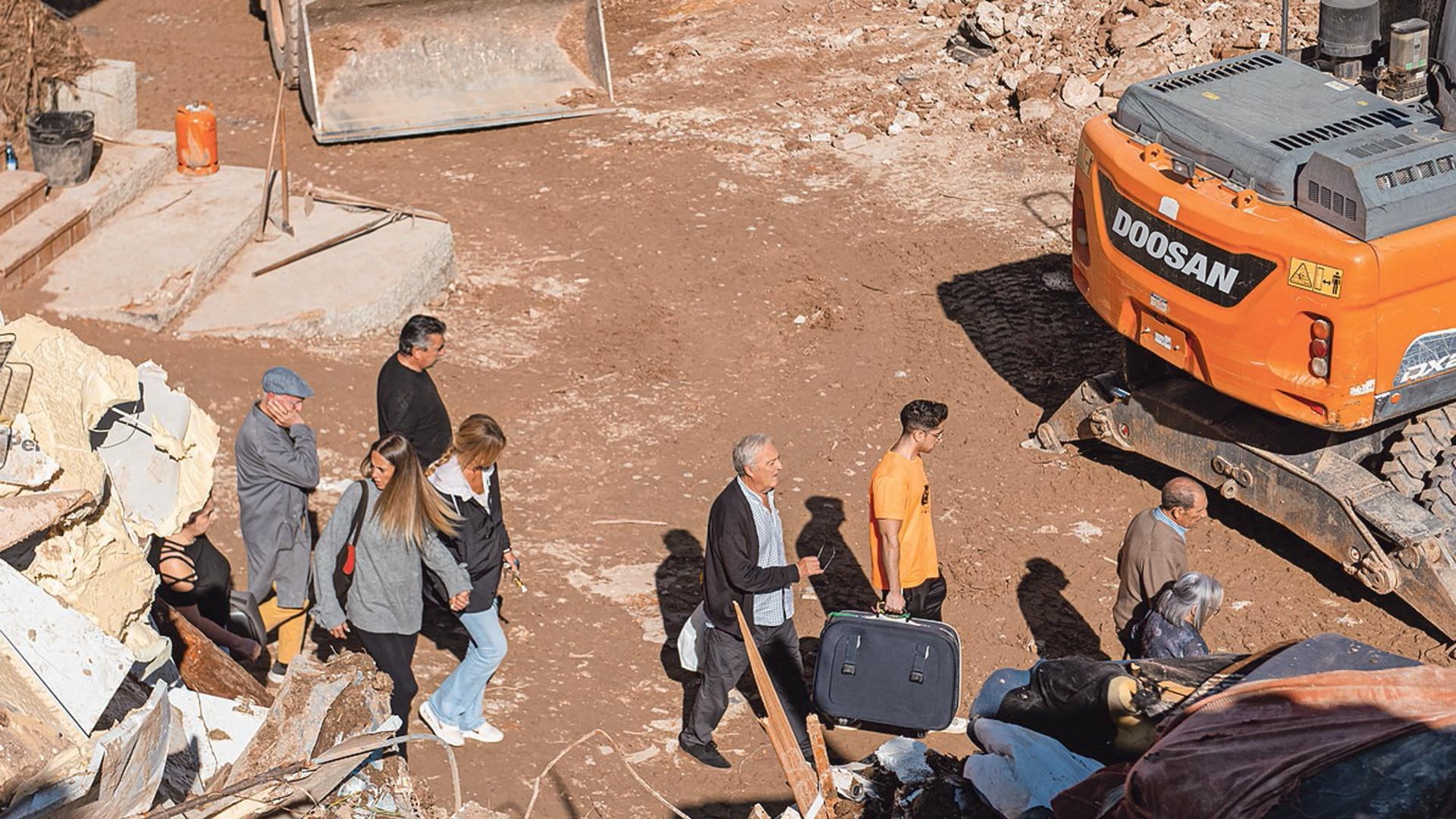 Vecinos y servicios de emergencia en las Ramblas de Letur, donde se hallaron ayer más restos humanos