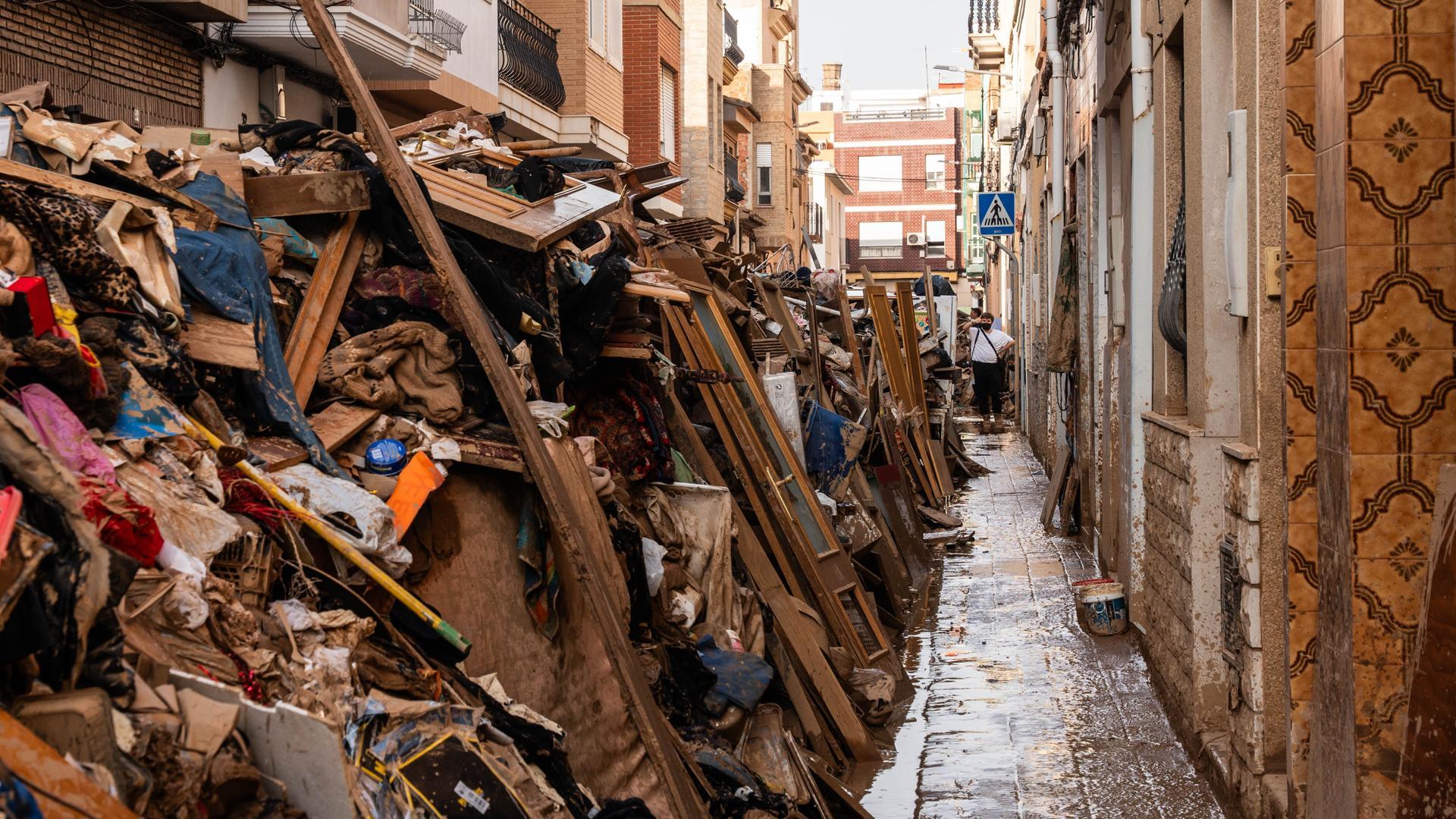 Escombros y basura acumulados en la calle, a 5 de noviembre de 2024, en Catarroja, Valencia