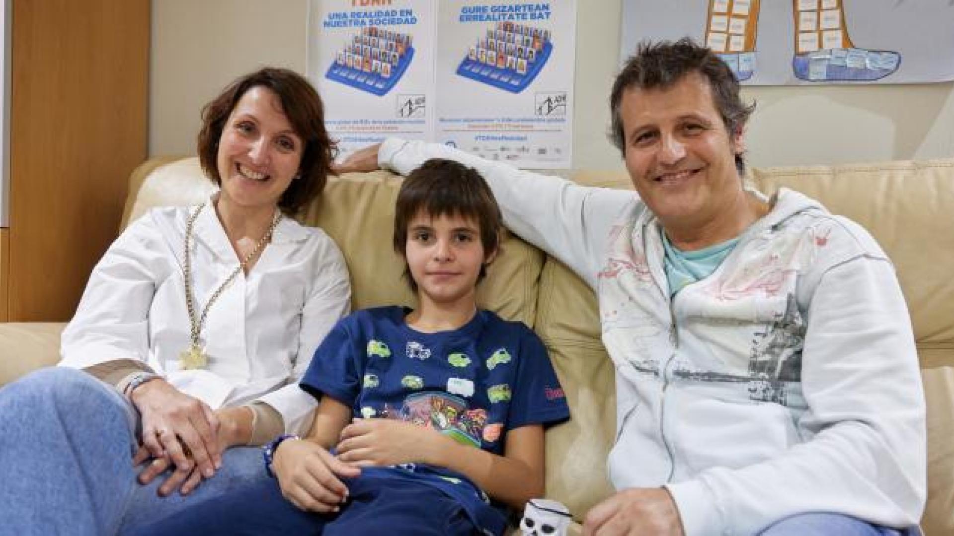 Marta Martínez, su marido Pedro Mateos y su hijo Enaitz, de 11 años, contaron su testimonio con motivo del 'Día Nacional del TDAH'.