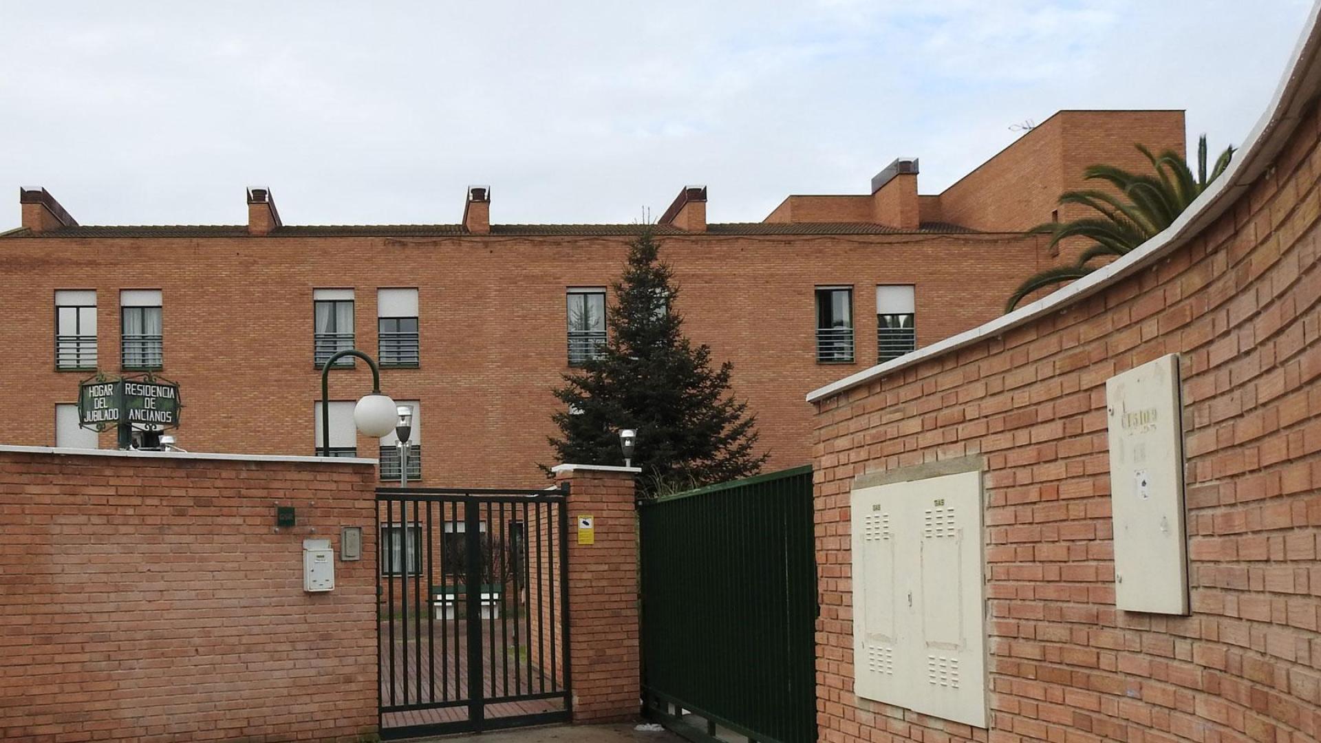 Acceso a la residencia de ancianos de Lodosa.