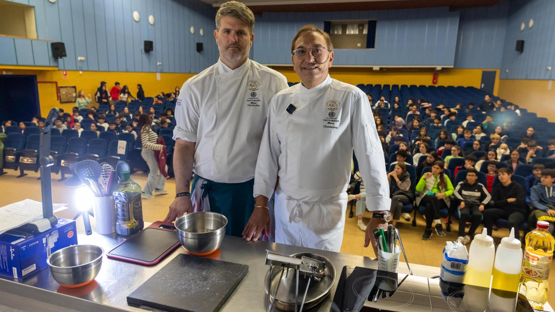 De izquierda a derecha: Pablo Prat García y Ricardo Gil Gil, antes de iniciar su ‘showcooking’.