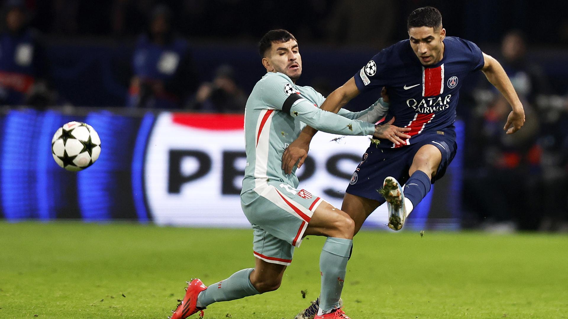 Ángel Correa, autor del gol del triiunfo colchonero, presiona al marroquí del PSG Achraf Hakimi /