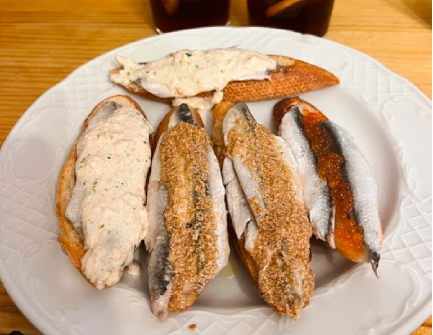 Algunos de los pinchos con la anchoa como protagonista que elaboran en el bar Txepetxa.