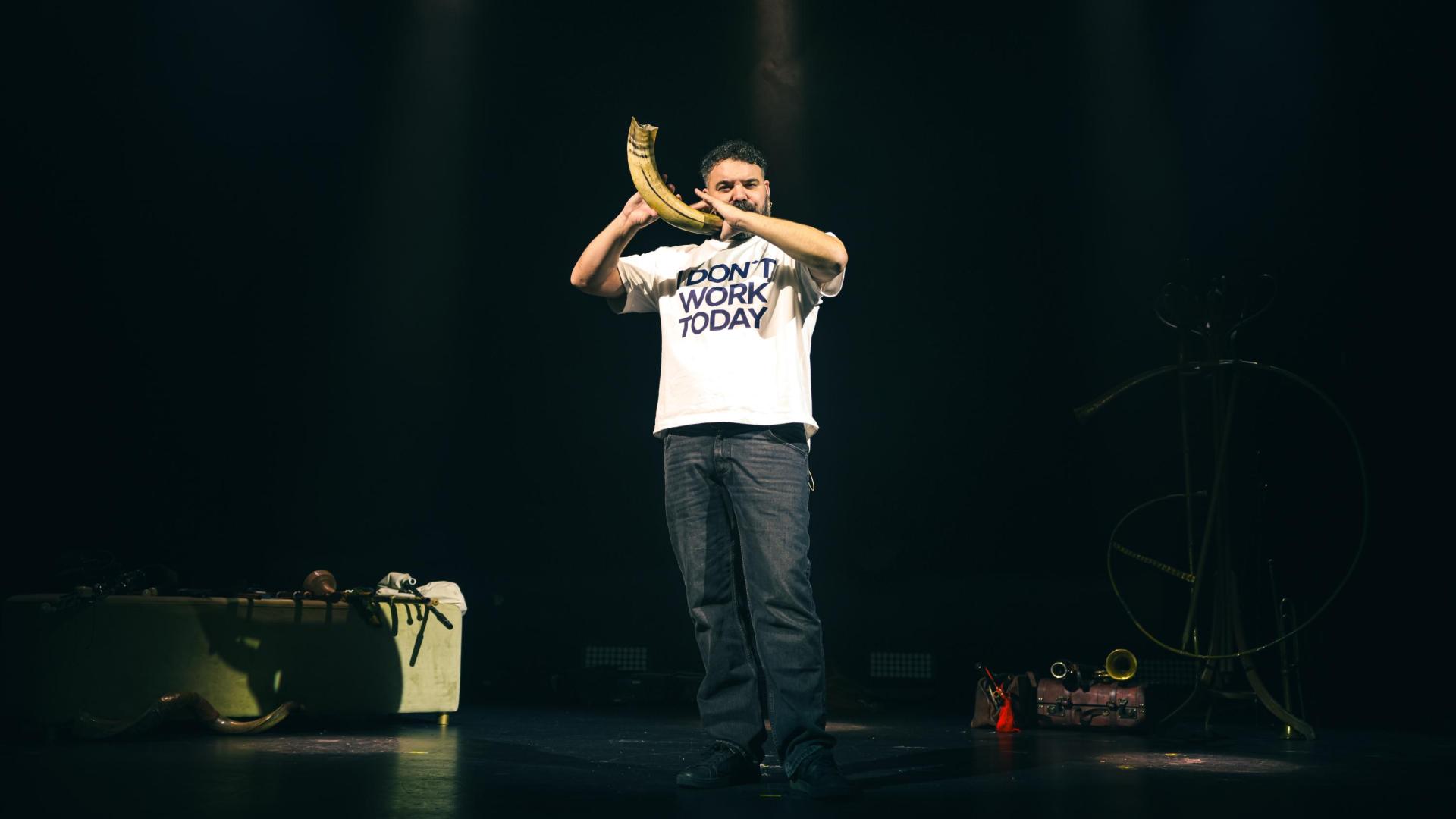 Abraham Cupeiro, durante un ensayo de su espectáculo 'Resonando en el pasado'
