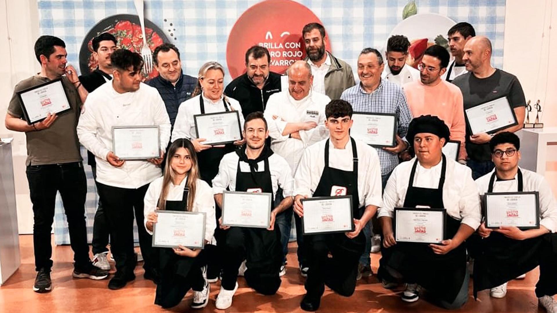 Foto de familia de los cocineros participantes con jurado y autoridades /