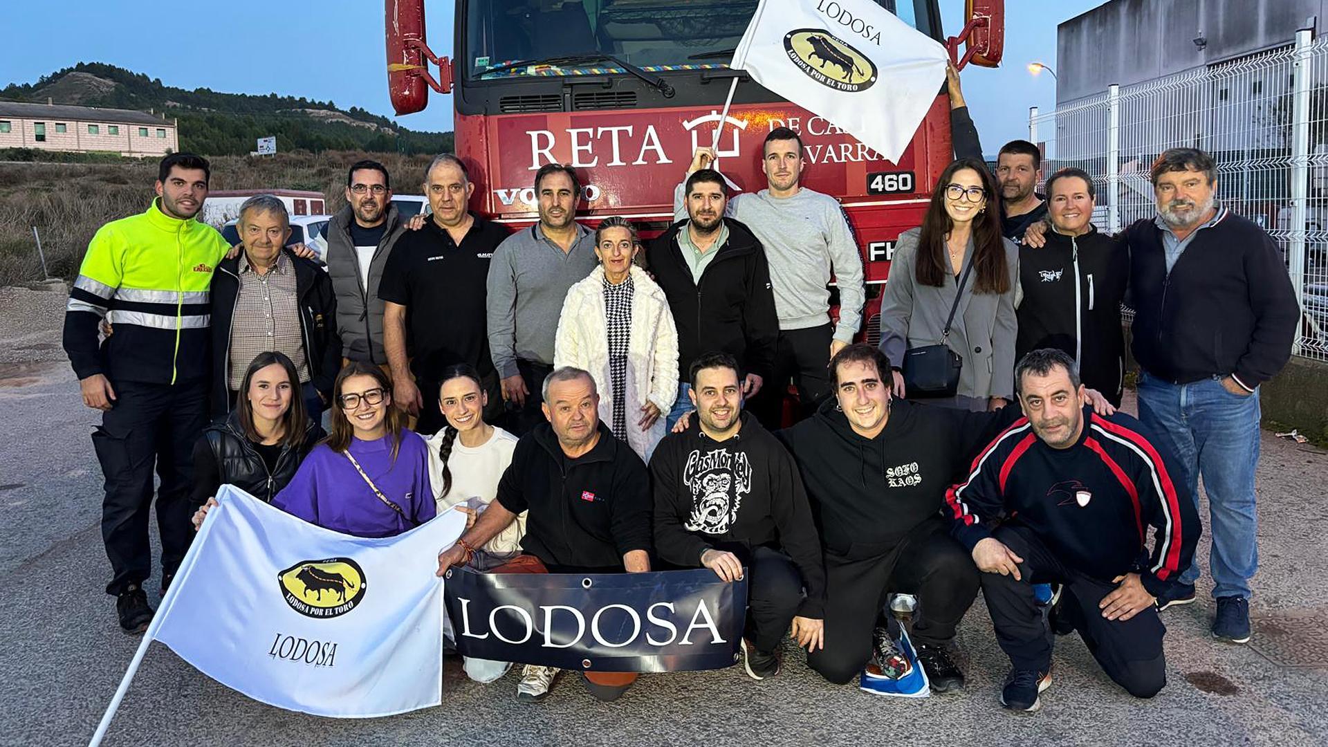 Foto de familia del grupo de personas que han colaborado en la organización de la recogida y que viajarán a Chiva /