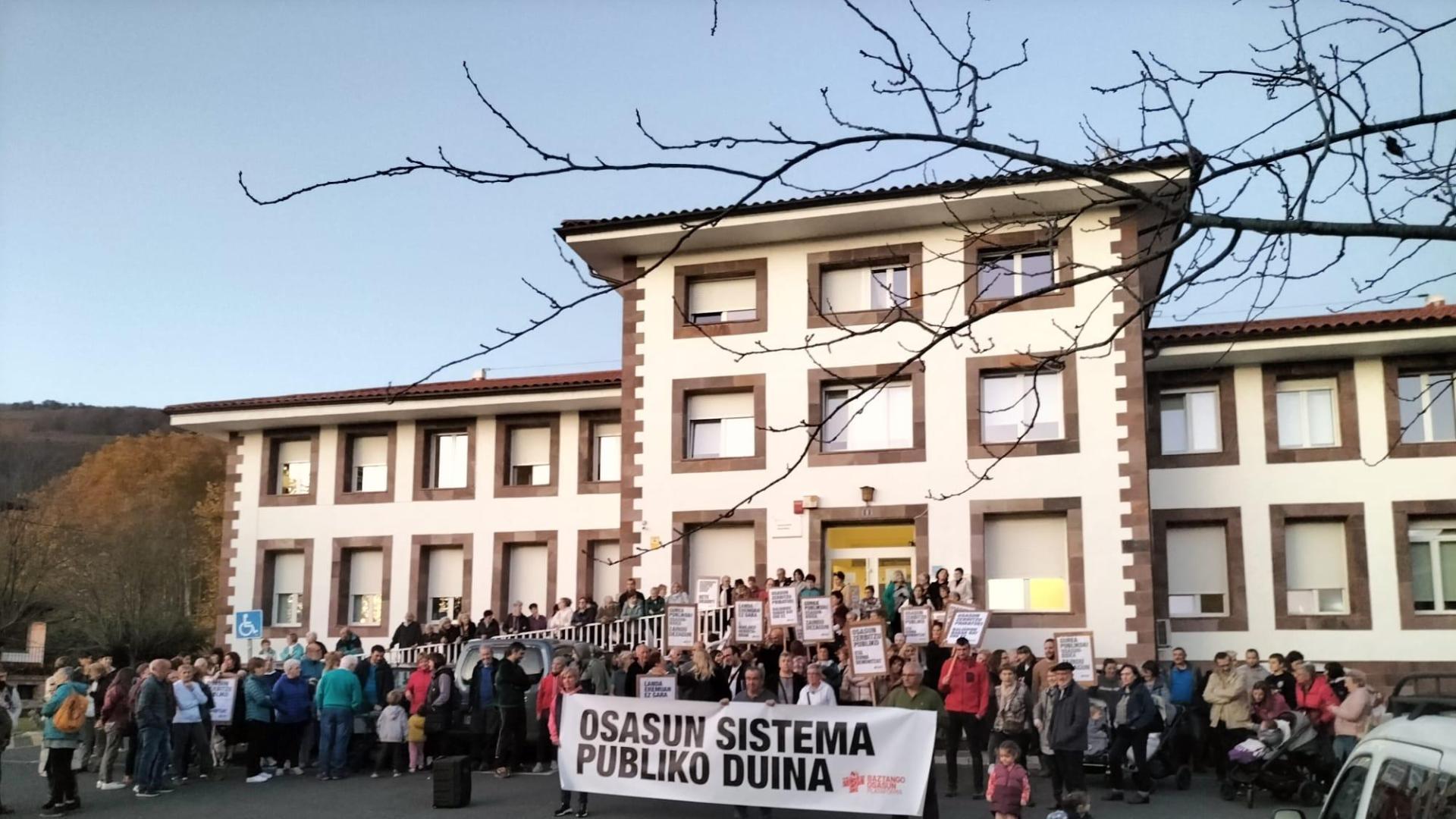 Imagen de la concentración ante el Centro de Salud de Elizondo del pasado miércoles.