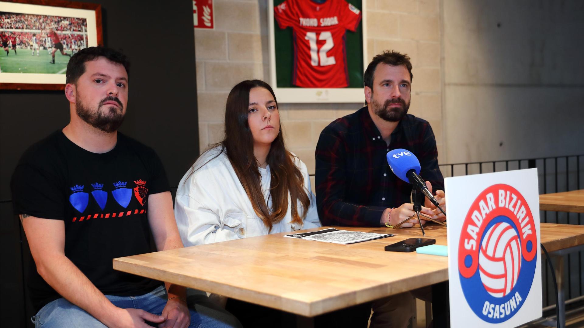 Iosu Garde, Oihane Agirregoikoa y Miguel Azcona, de Sadar Bizirik, en la rueda de prensa de ayer.	j.c. cordovilla
