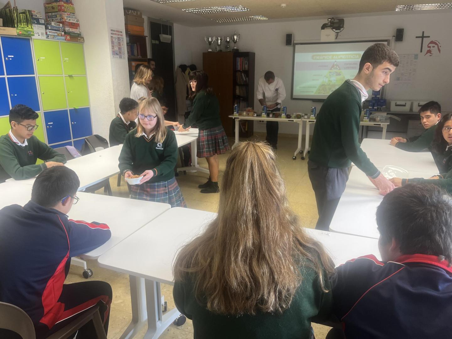 Un momento de la clase de cocina que Javier Díaz impartió en Jesuitinas.