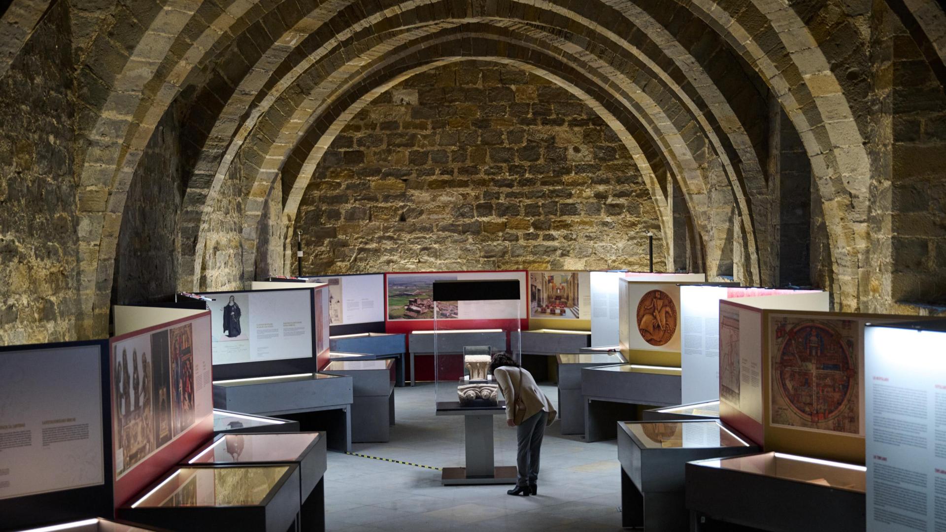 Vista de la exposición, en la Sala protogótica del Archivo de Navarra