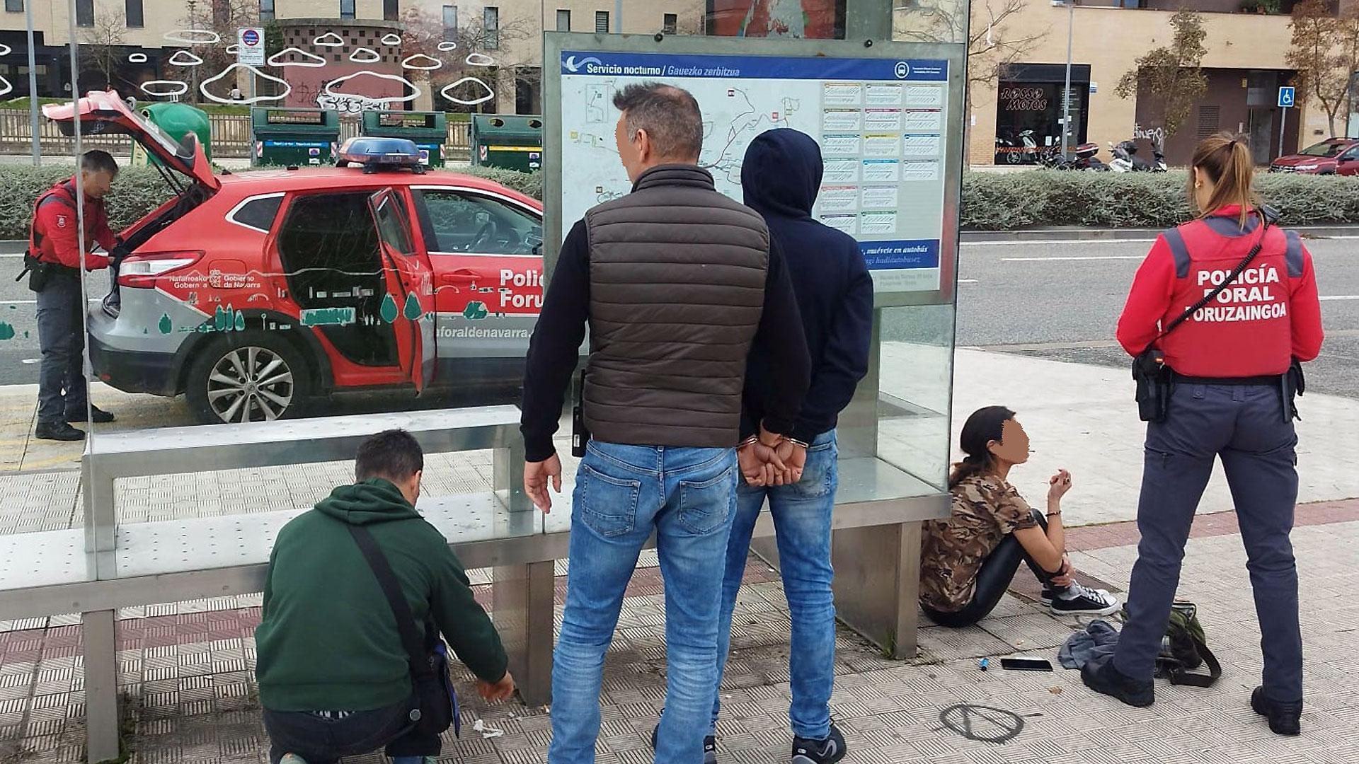 Momento en que agentes de la Policía Foral arrestan a un hombre en Sarriguren por una requisitoria judicial