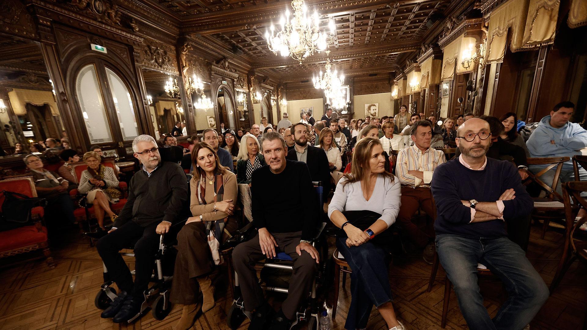 El exportero de fútbol Juan Carlos Unzué (c), diagnosticado hace años de ELA, durante el acto celebrado este jueves en el Nuevo Casino Principal en Pamplona