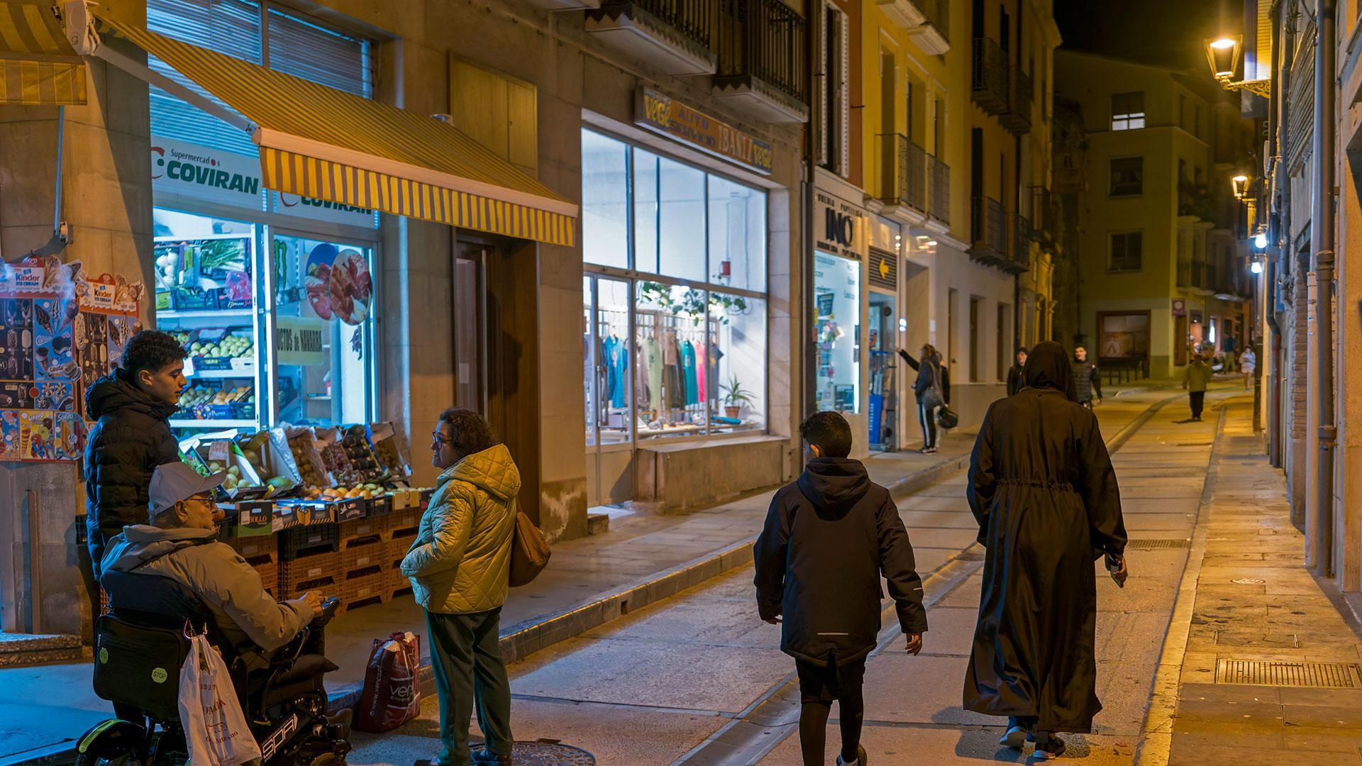 La estrechez de las aceras impide a los peatones y sillas de ruedas transitar por ellas.
