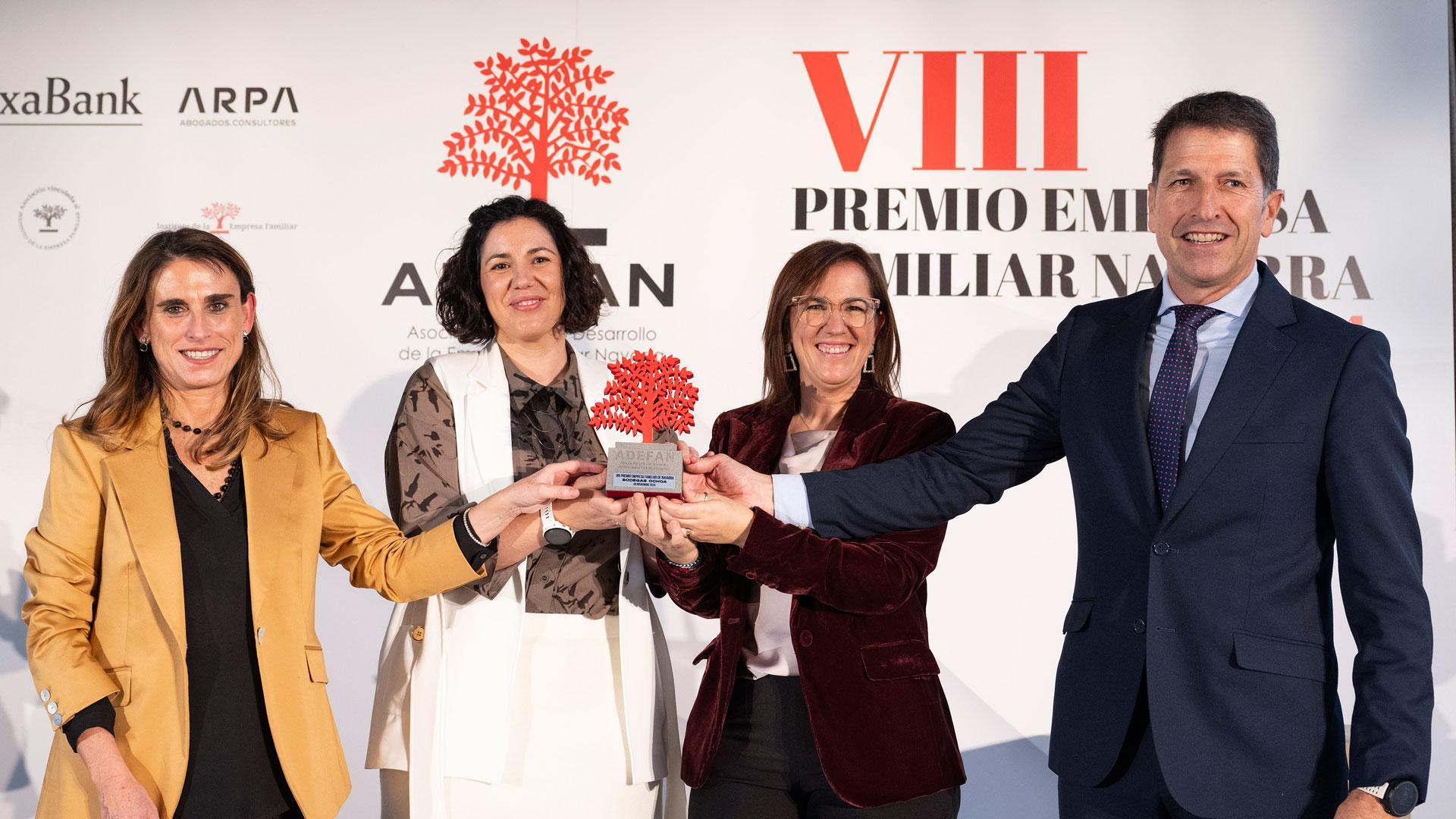 Beatriz y Adriana Ochoa (en el centro) recogen el premio de manos de Iñaki Ecay e Isabel Moreno.