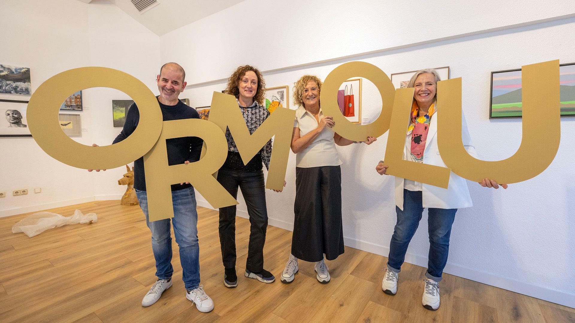 Desde la izquierda, Pedro Azcona, Marga Urdánoz, Maite Díaz y Maite Cengotitabengoa, el jueves, en la galería, sujetando las letras que forman la palabra Ormolú.