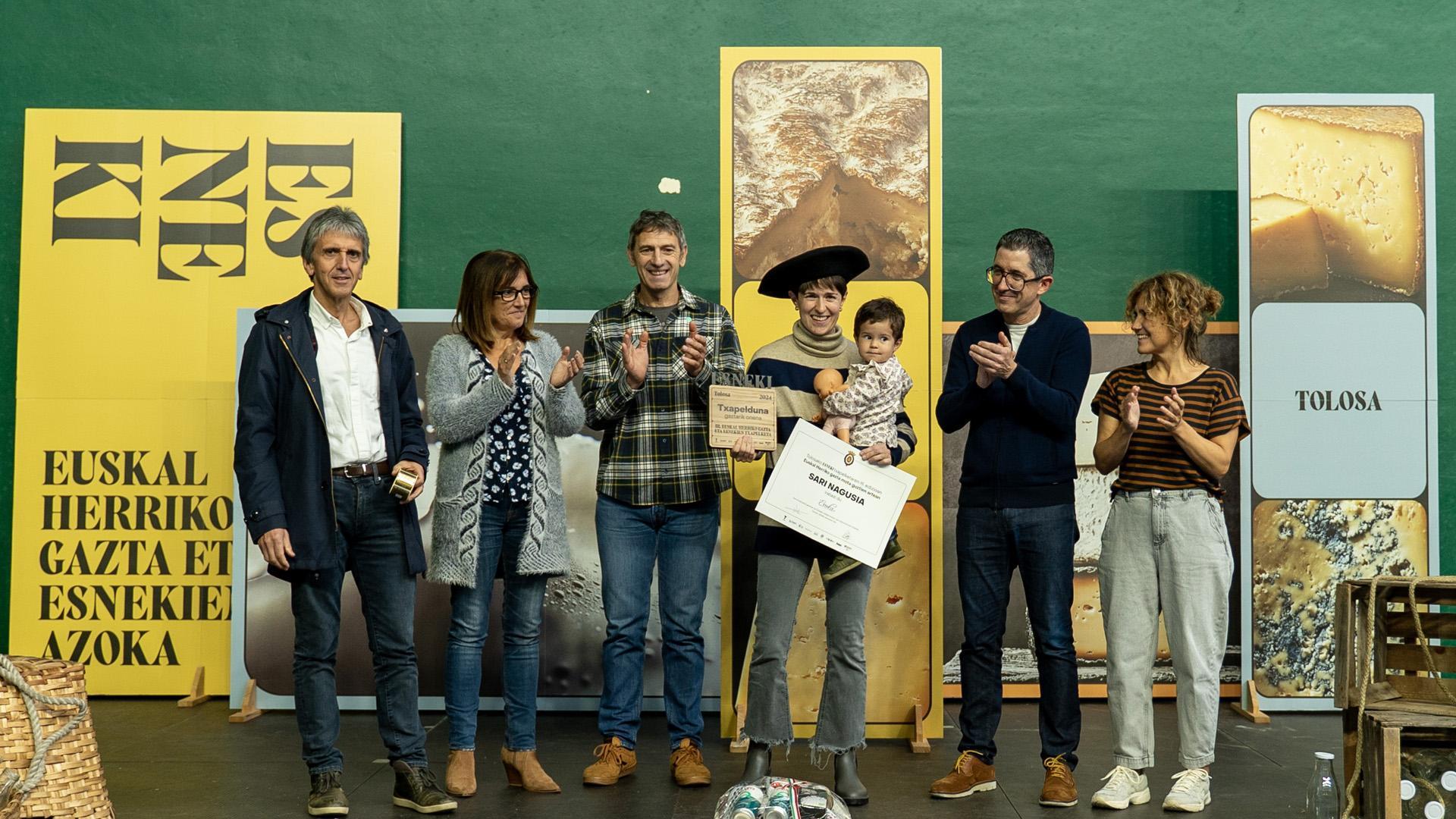Irati Usandizaga, de Kortariko Borda de Lekaroz, recoge el premio