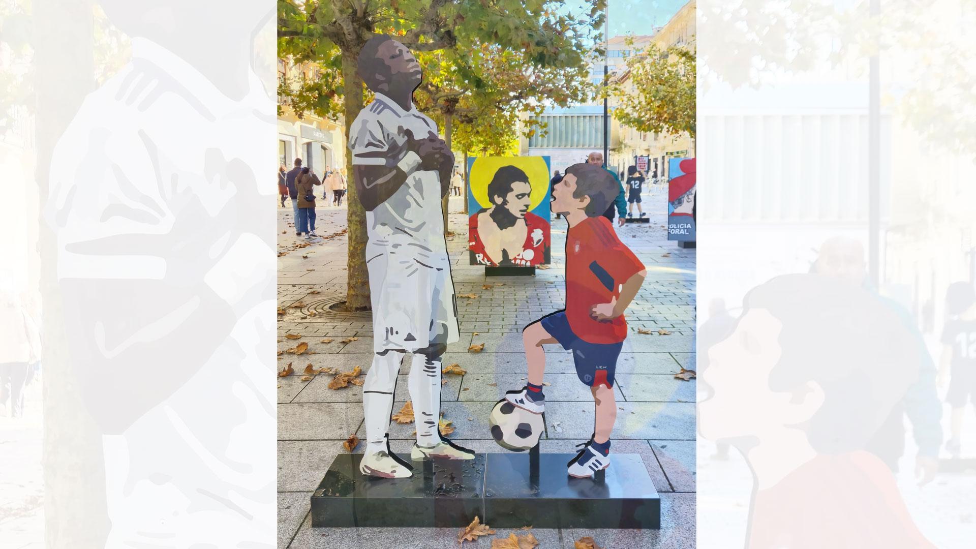Imagen de la obra de LKN repuesta tras el robo de la figura de Vinicius Jr