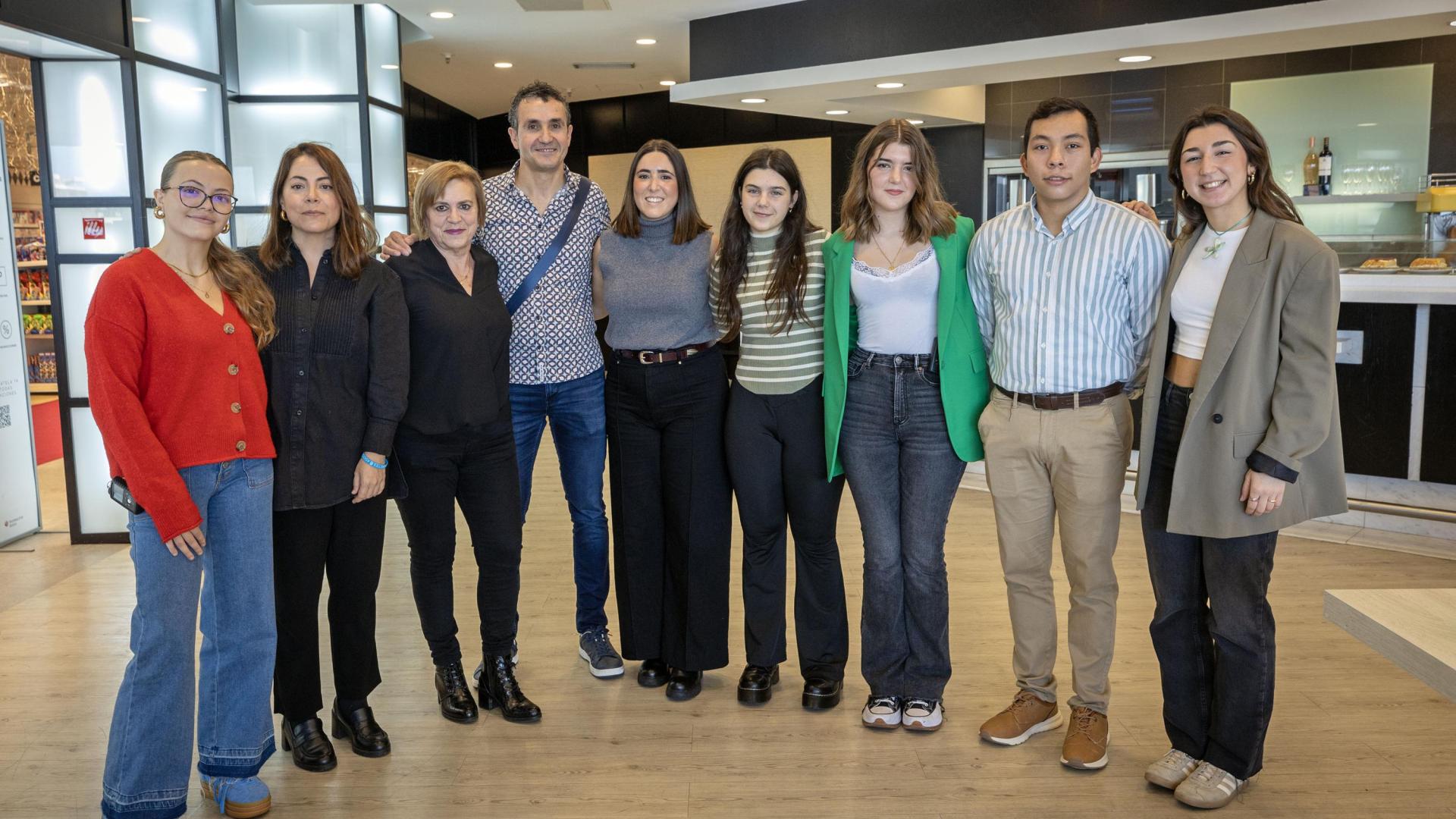De izda a dcha: Olatz Palacios, Izaskun Azcona, Inés González, Manu Larralde, Ana Pinedo, Naia Blanco, Lucía Tapiz, , David Felipe Gómez y María Armendáriz