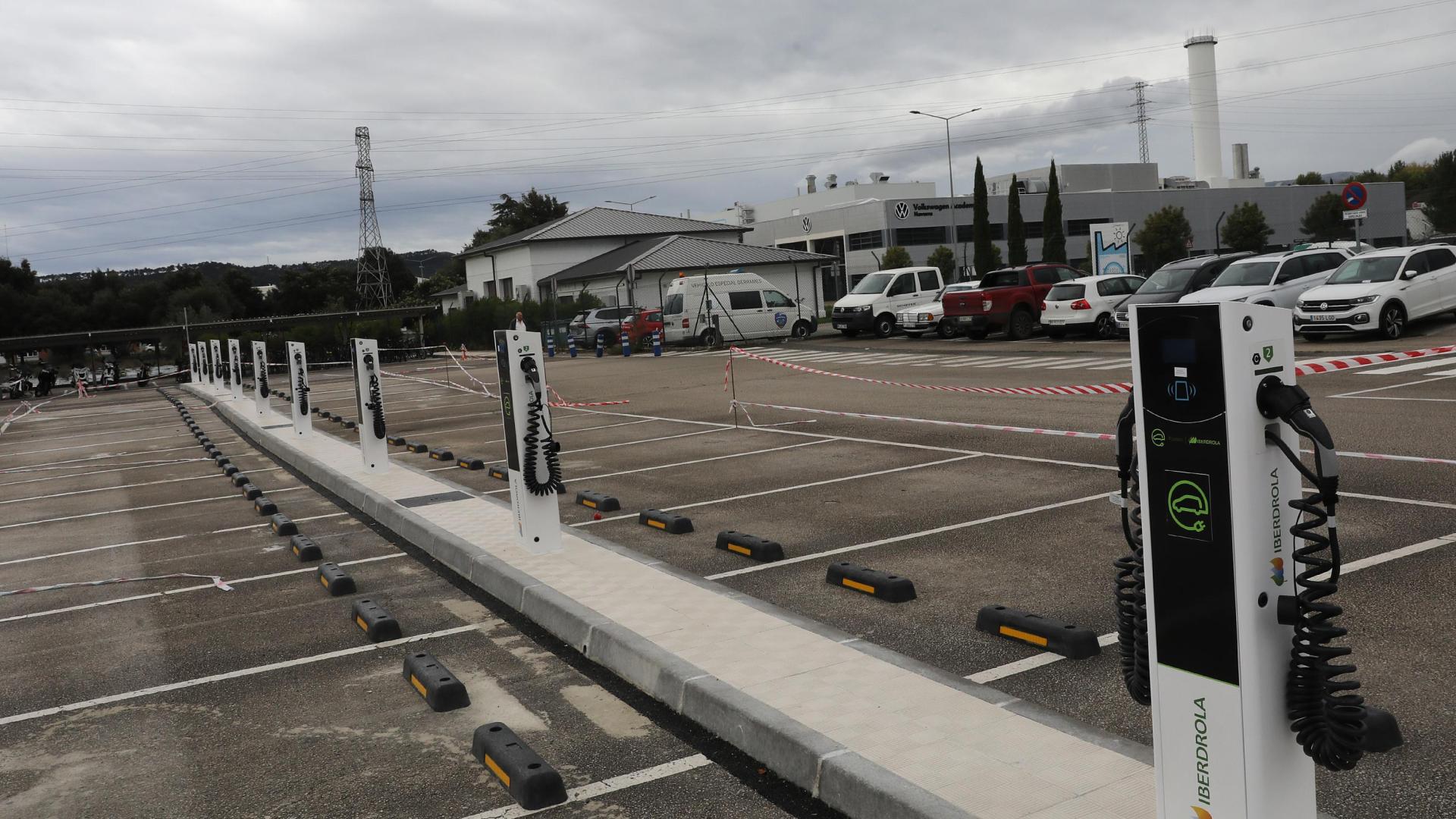 Cargadores instalados en un aparcamiento en el polígono de Landaben a la espera de recibir la autorización para engancharlos a la red eléctrica