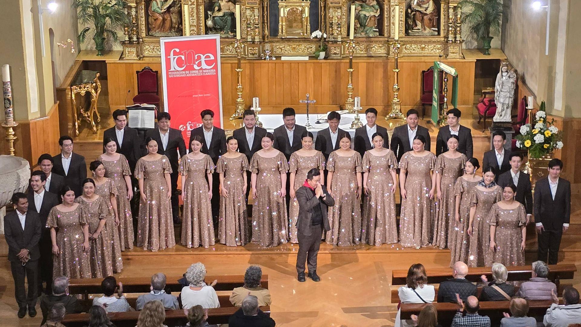Suanplu Chorus, de Bangkok (Tailandia), en su actuación el pasado domingo en la iglesia de San Juan Evangelista, en Huarte