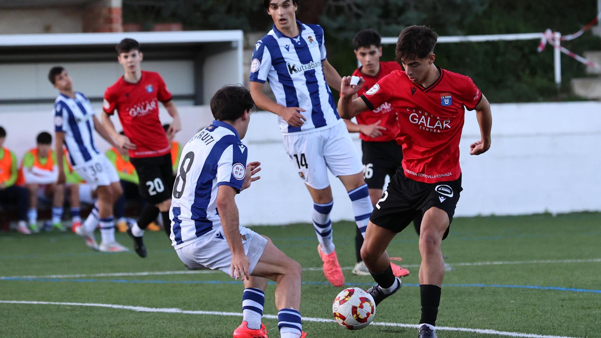 El centrocampista del Subiza Aimar Bonel trata de controlar ante Arruti de la Real Sociedad C