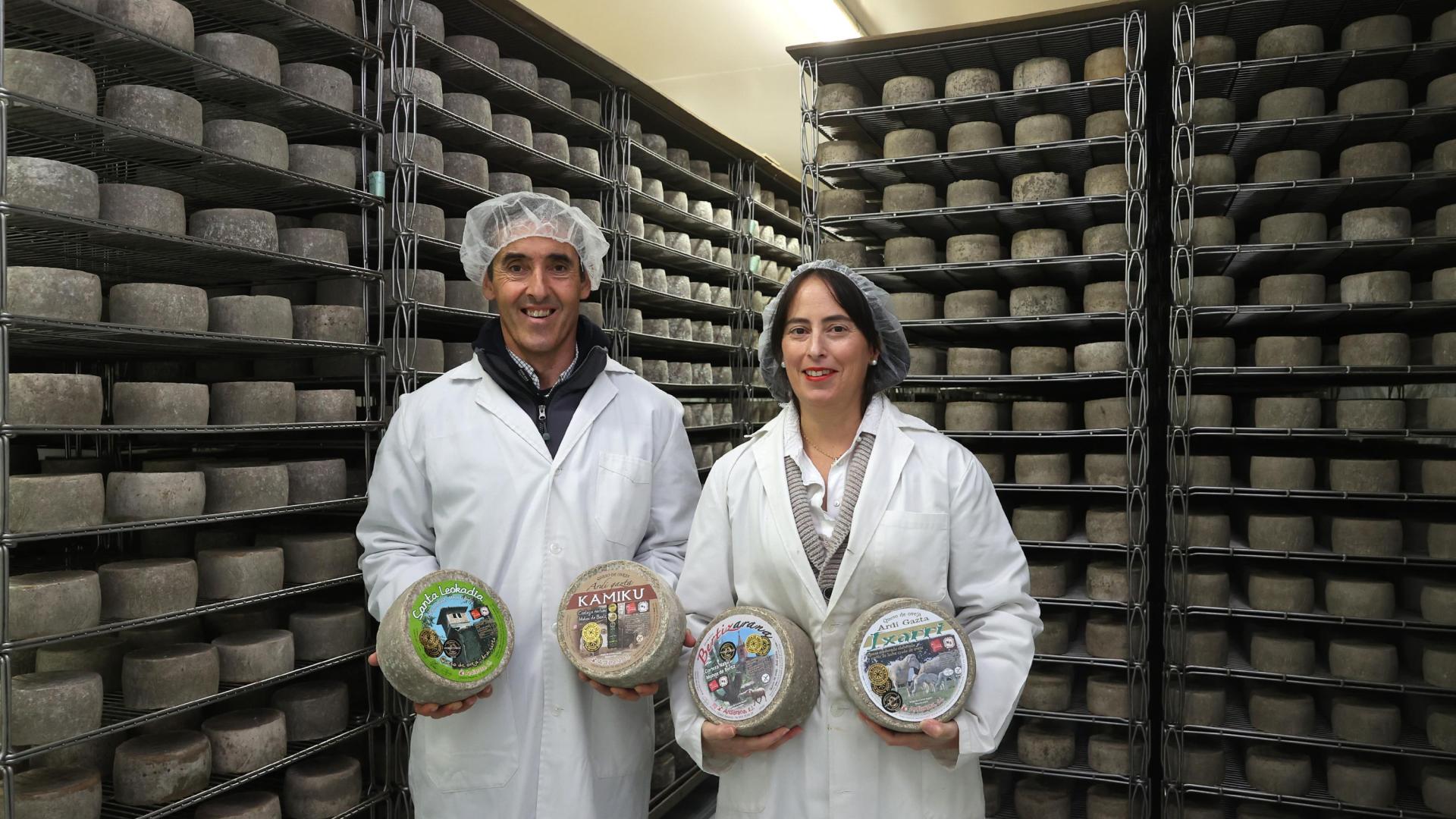 Alberto Migueltorena y Ainara Ansa, con quesos de su producción