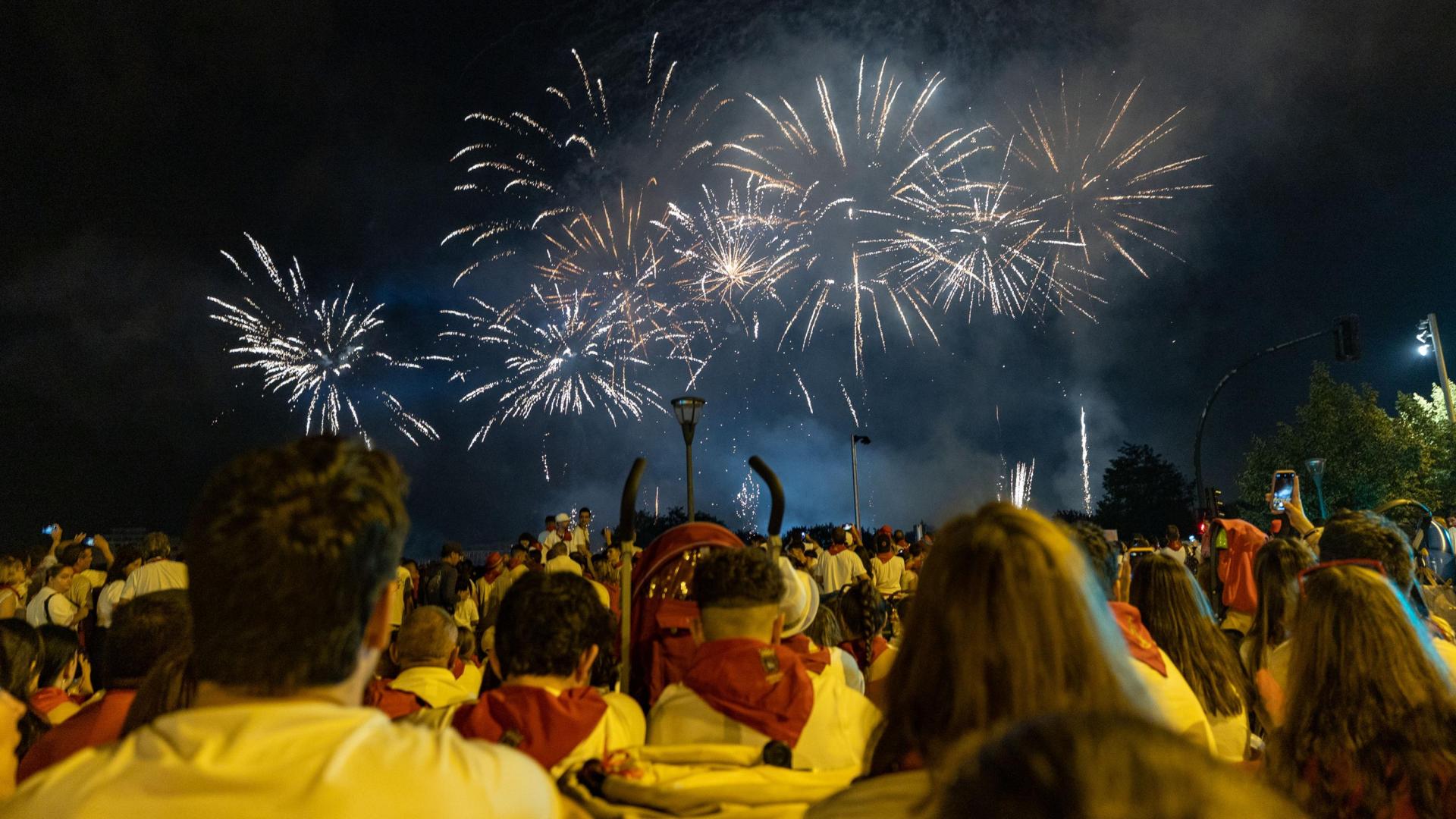 Miles de personas se congregan cada noche para los fuegos en San Fermín
