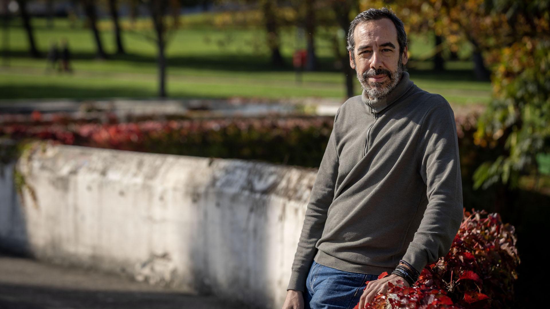 Como escritor, a Carlos Bassas del Rey, que posa en el parque Yamaguchi de Pamplona, le resulta “apasionante que la memoria sea la gran fabuladora”