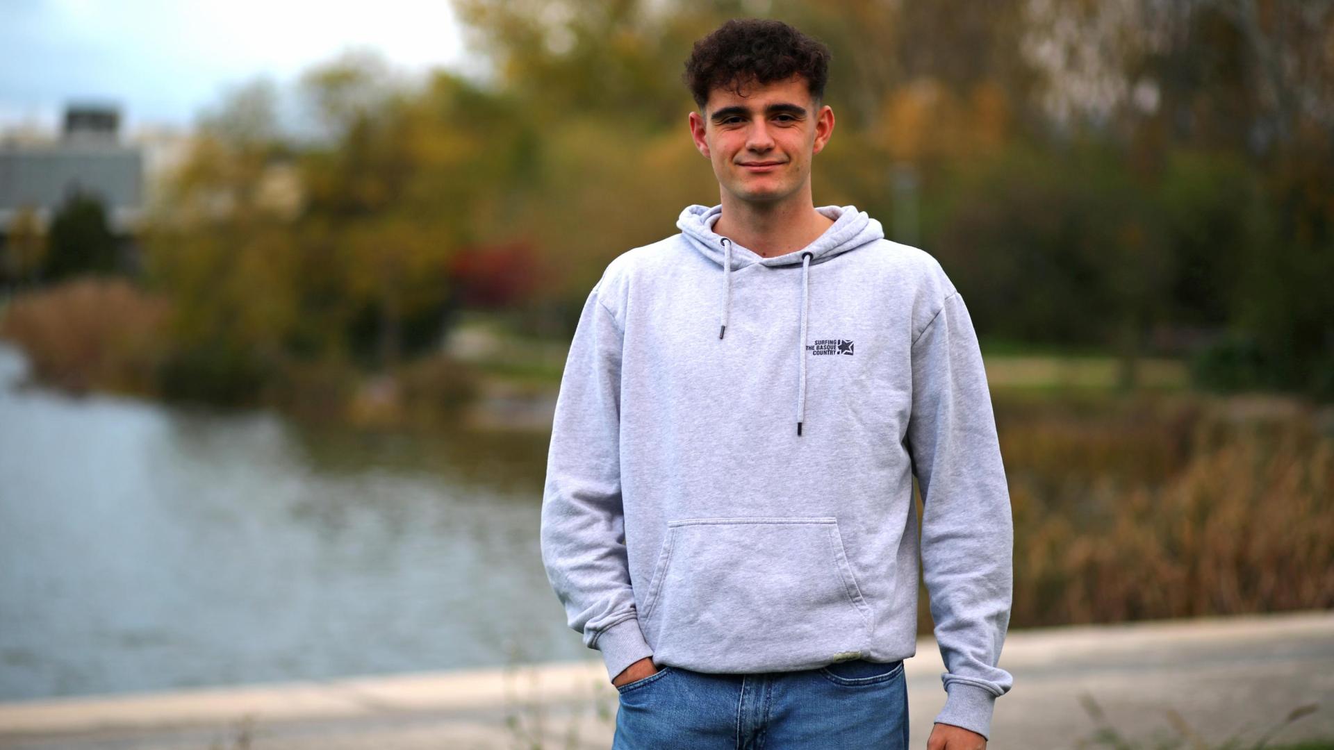 Iñigo Burusco, centrocampista del Valle de Egüés, en el lago de Sarriguren
