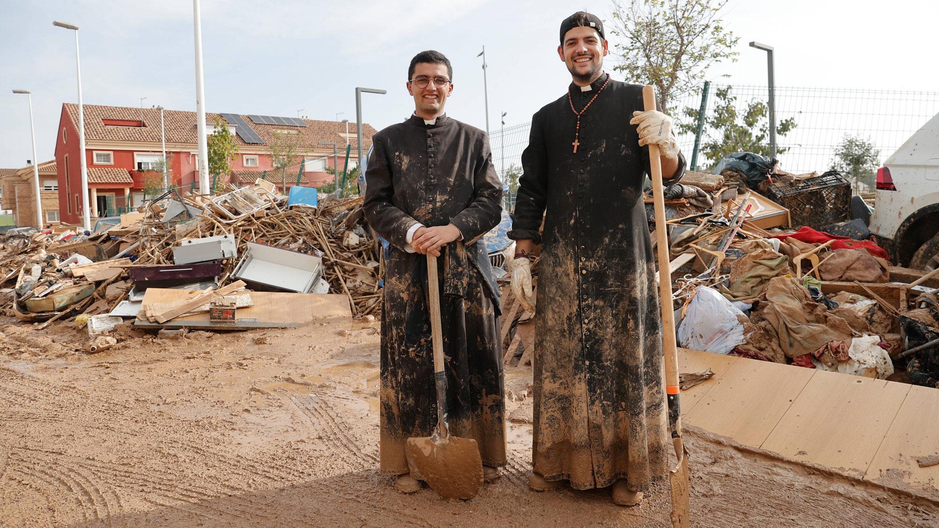 Los sacerdotes Fede (izda) y Luca (dcha) trabajaban para despejar la zona el pasado martes en Paiporta