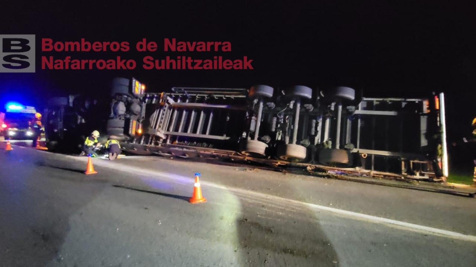 Estado en el que quedó el camión tras volcar