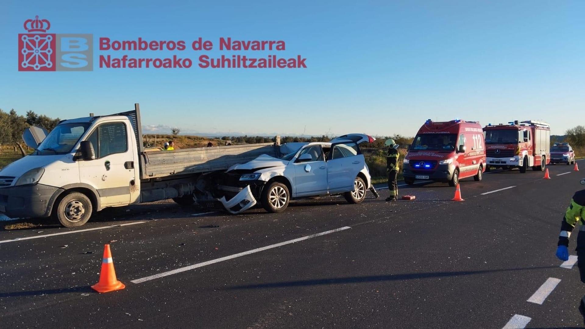 Efectivos de bomberos en el lugar en el que se ha producido la colisión por alcance entre un coche y un camión en Cintruénigo