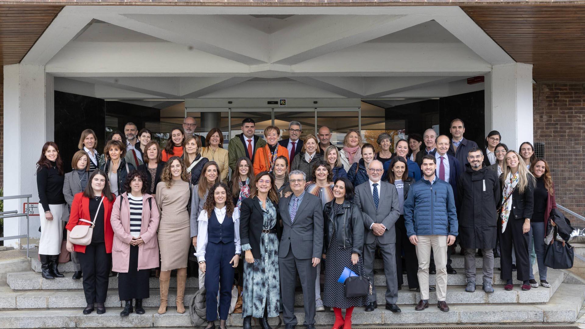 La doctora Díez y el doctor Soutullo, en el centro de la imagen, junto al resto de profesionales del Departamento de Psiquiatría de la Clínica Universidad de Navarra