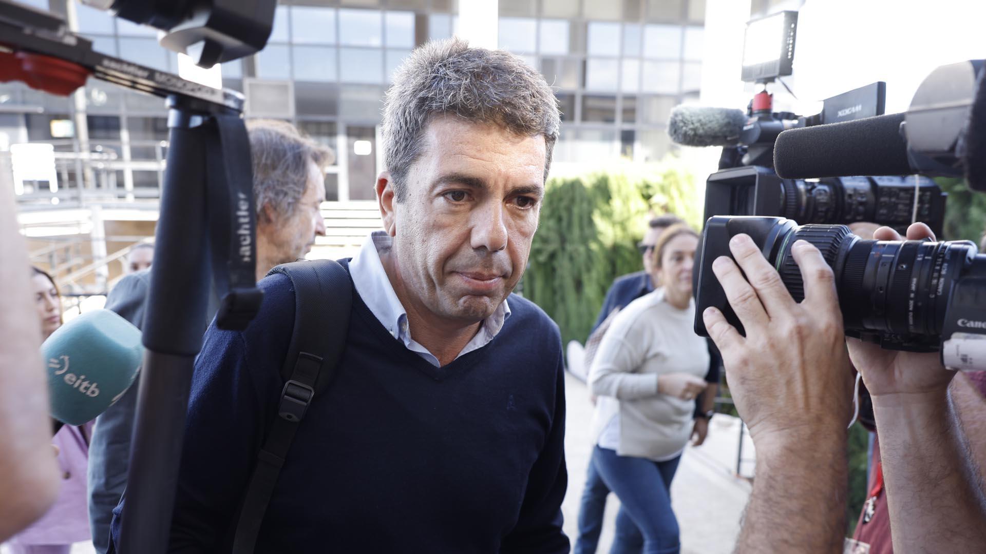 El presidente de la Generalitat valenciana Carlos Mazón a su llegada al centro de Coordinación Emergencias, este domingo en Valencia