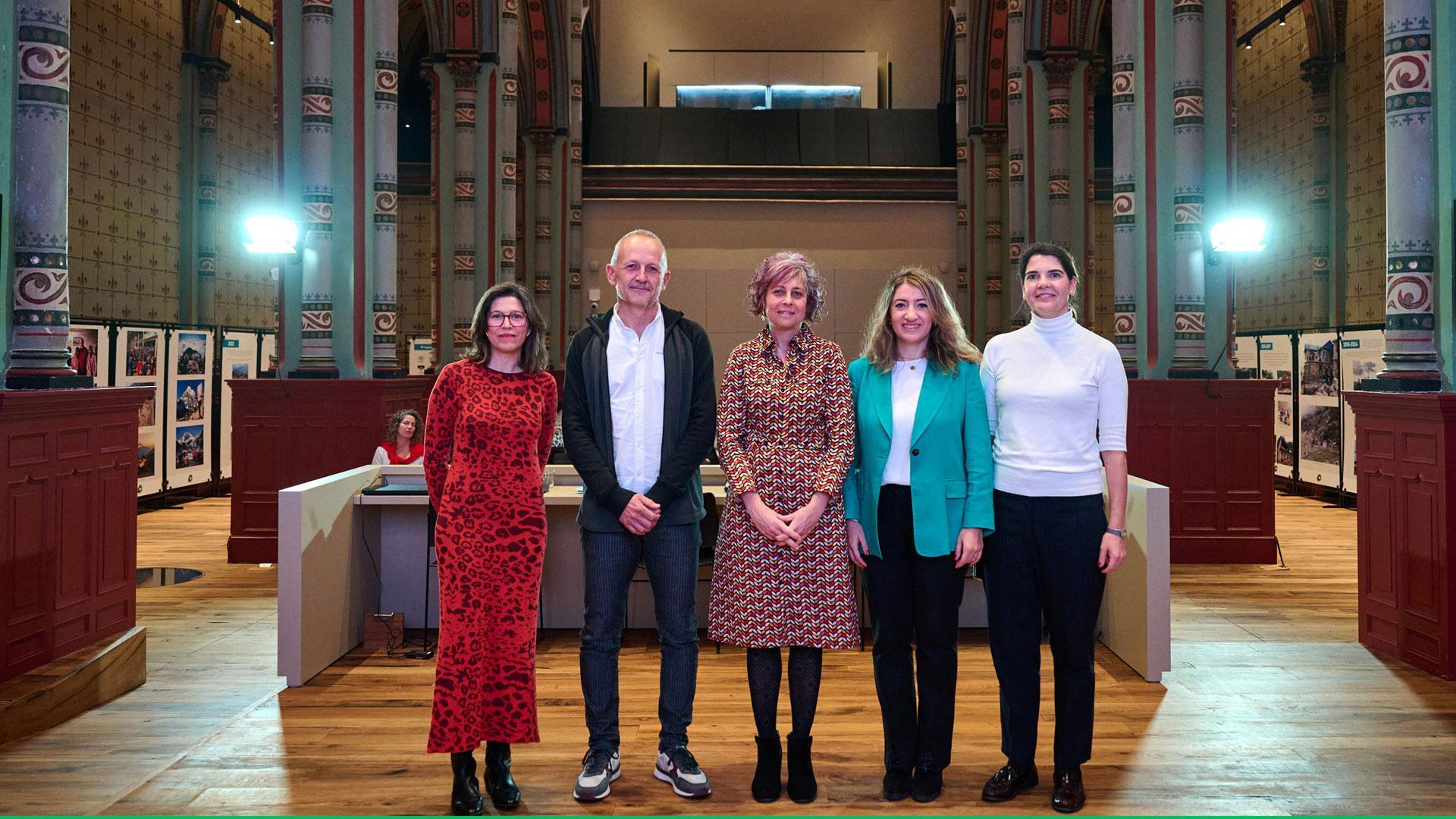 De izda. a dcha., la directora general de Turismo, Ana Rivas; el presidente de la Mancomunidad de la Comarca de Pamplona, David Campión; la consejera Esnaola; la subdirectora general de Desarrollo y Sostenibilidad Turística de la Secretaría de Estado de Turismo, Ilona Shekyants; y la jefa de Servicio del Ministerio, Almudena Blanco