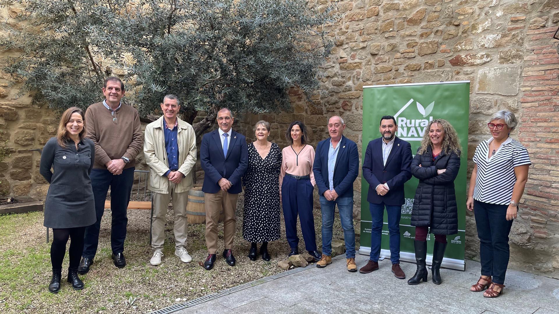 Representantes institucionales, municipales y de los cuatro grupos de acción local que participaron en la jornada