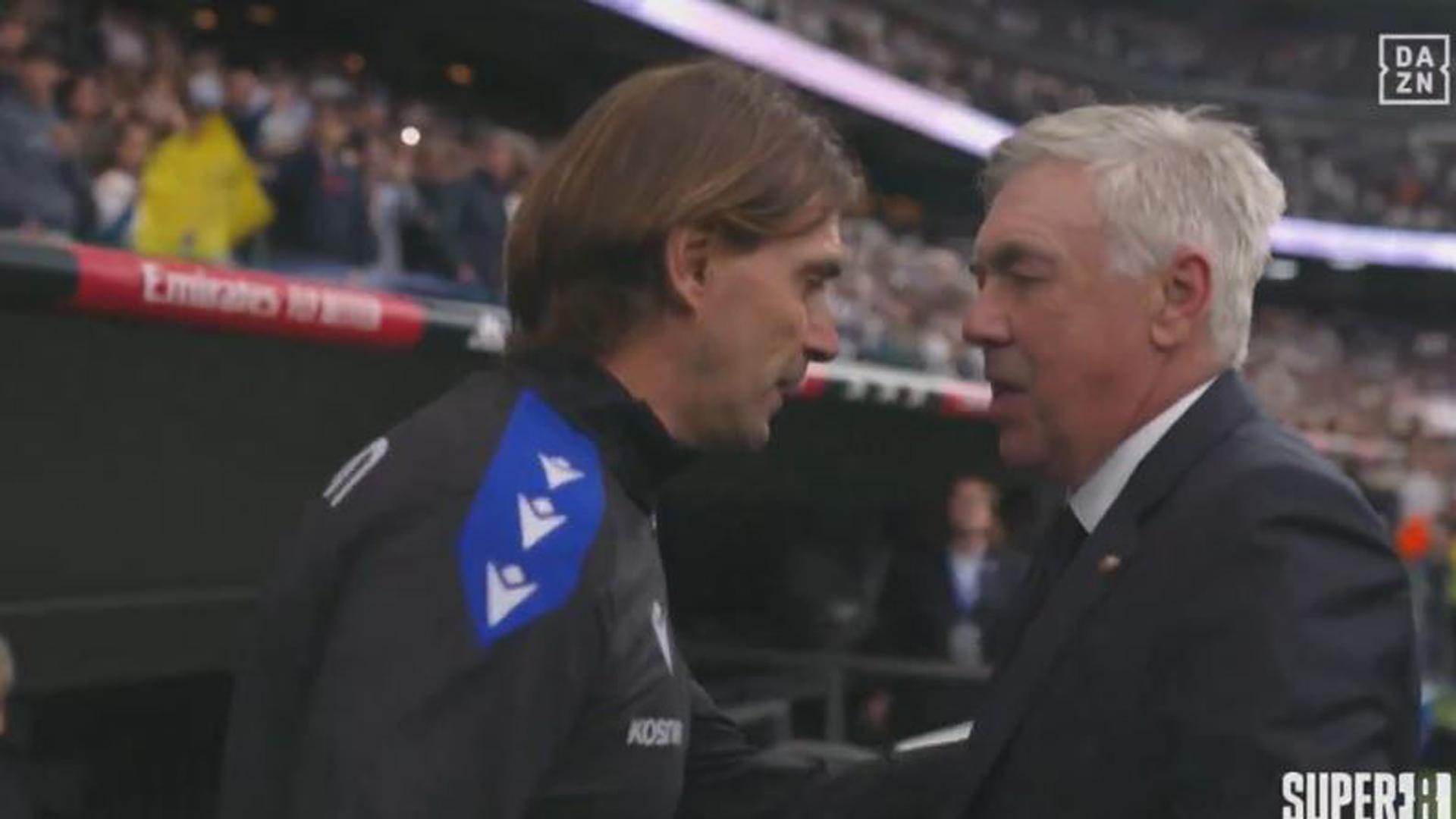 Carlo Ancelotti charlando con Dani Pendín antes del encuentro