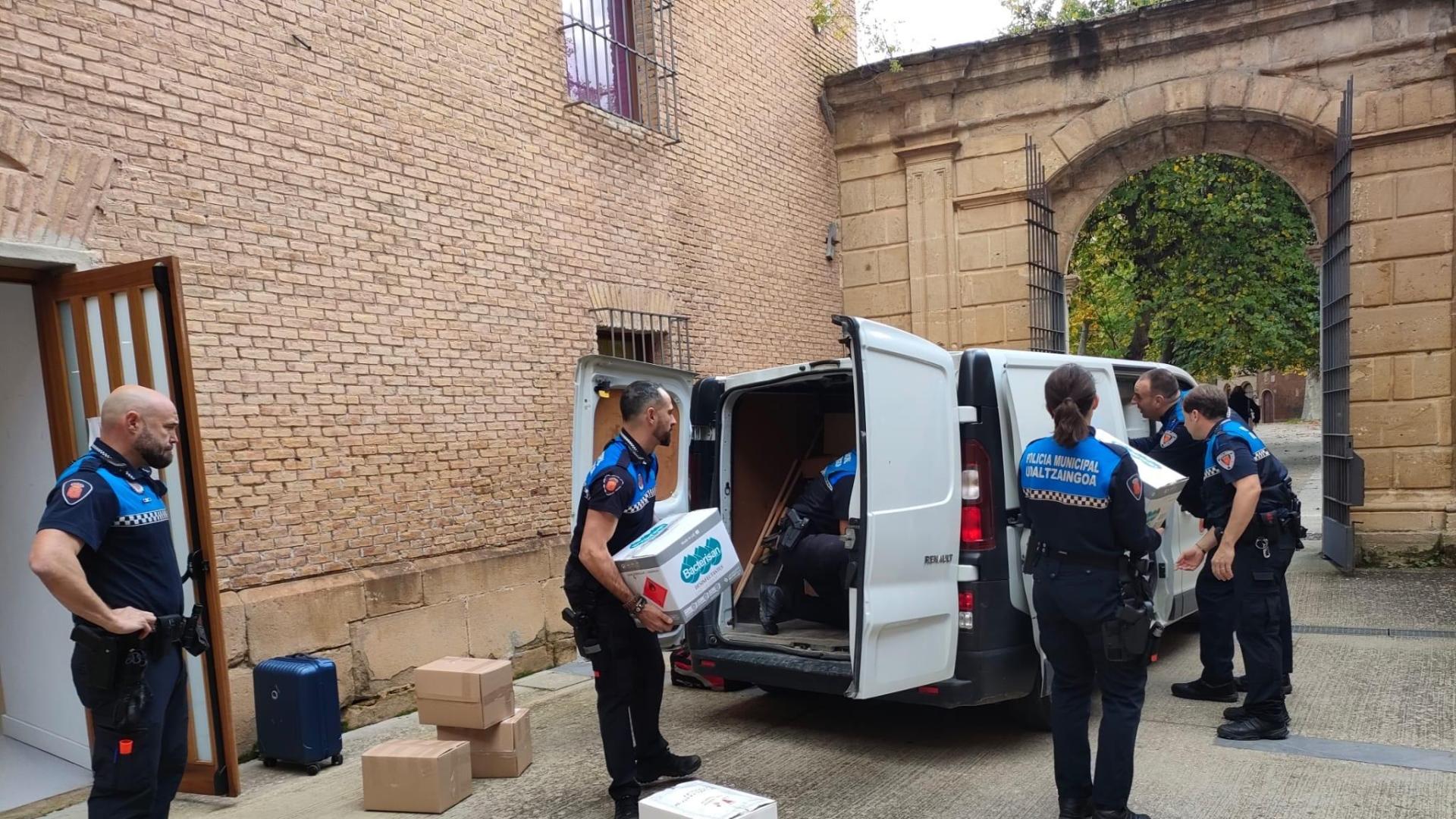Policías municipales de Estella cargan este lunes el material recogido en la escuela de música antes de emprender viaje a Valencia.