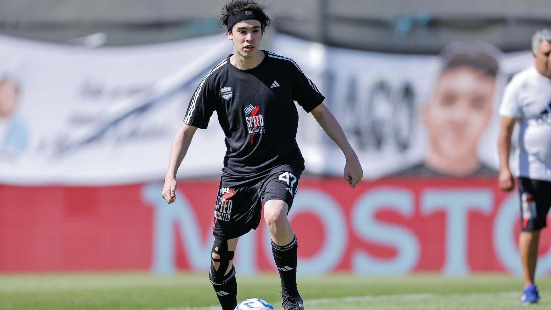 El streamer argentino, Iván Buhajeruk, mas conocido como Spreen, debuta en el Deportivo Riestra en un partido frente al Vélez Sarfield