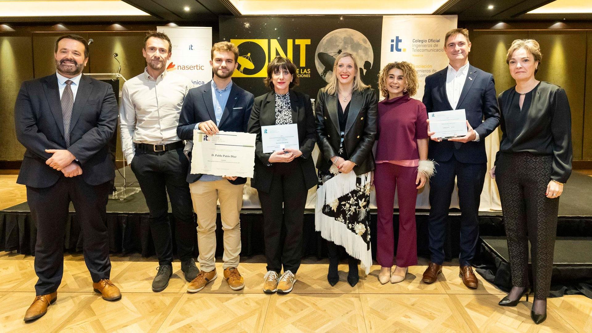 Arrate Muñoz, Pablo Patús y Roberto Mercero en representación de Telefónica posan con sus premios junto a autoridades y organizadores