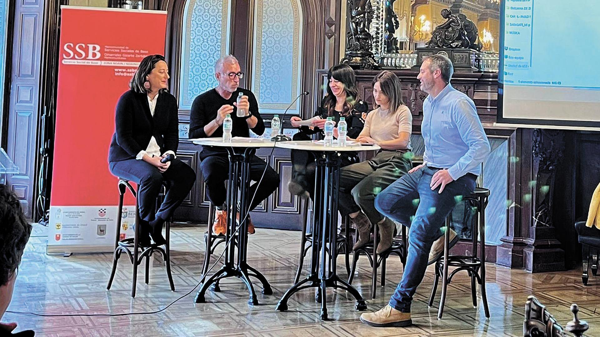 Yasone Gómez, trabajadora social y responsable del programa de incorrección social; Agustín Otazu, jefe de sección de inclusión y atención a las minorías; Edurne Tres, educadora social; Elena Zarraluqui, gerente de la mancomunidad, y Oscar Amoztegui, alcalde de Galar