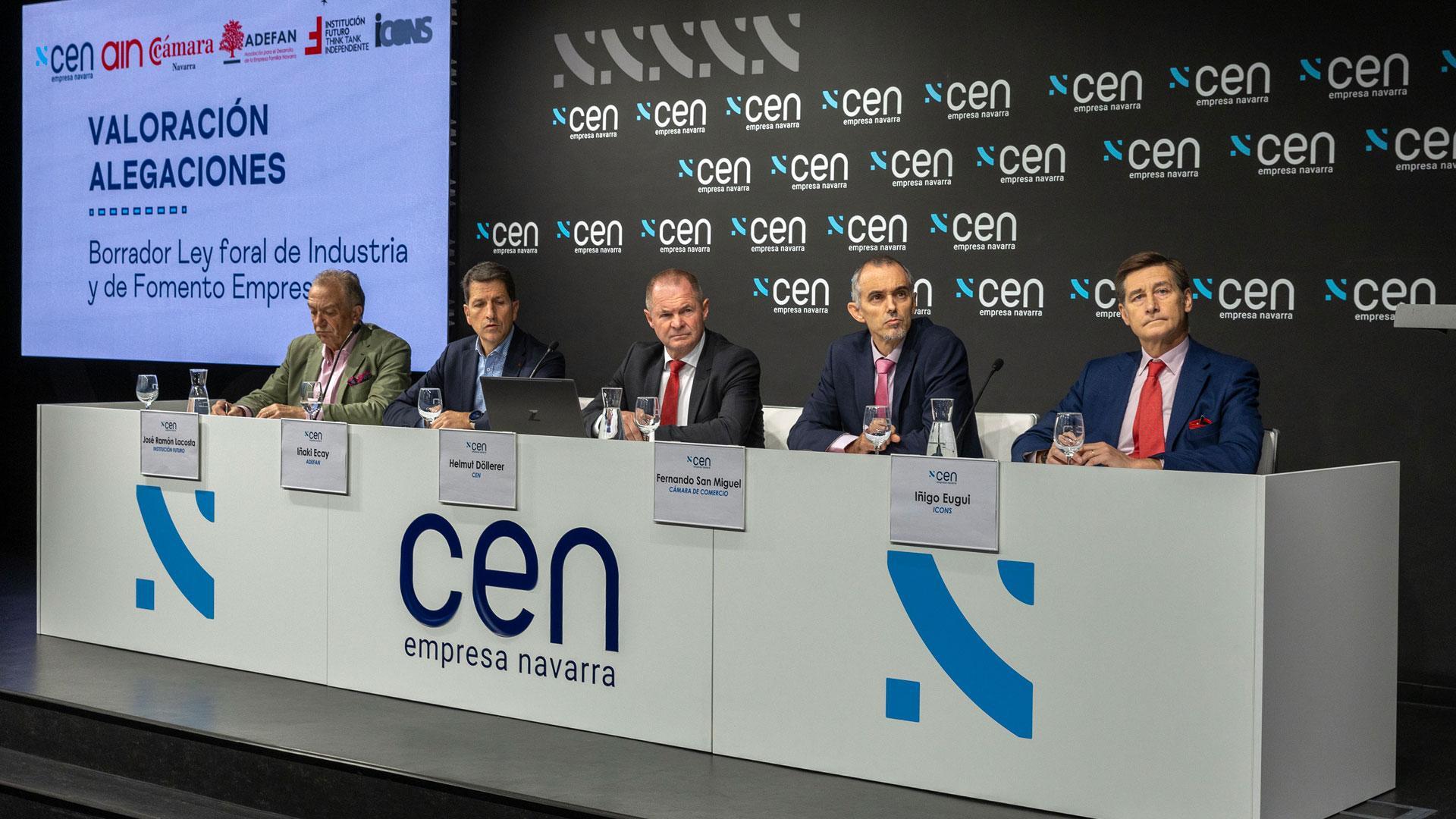José Ramón Lacosta (Institución Futuro), Iñaki Ecay (ADEFAN), Helmut Döllerer (CEN), Fernando San Miguel (Cámara Navarra) e Íñigo Eugui (iCONS) durante la presentación este miércoles por la mañana en CEN