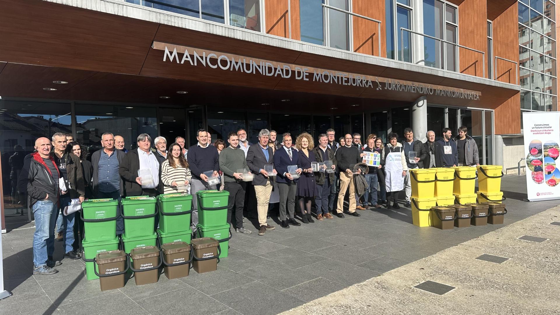 Asistentes a la presentación de la Semana Europea para la prevención de Residuos posan en el exterior de la sede de Mancomunidad de Montejurra.